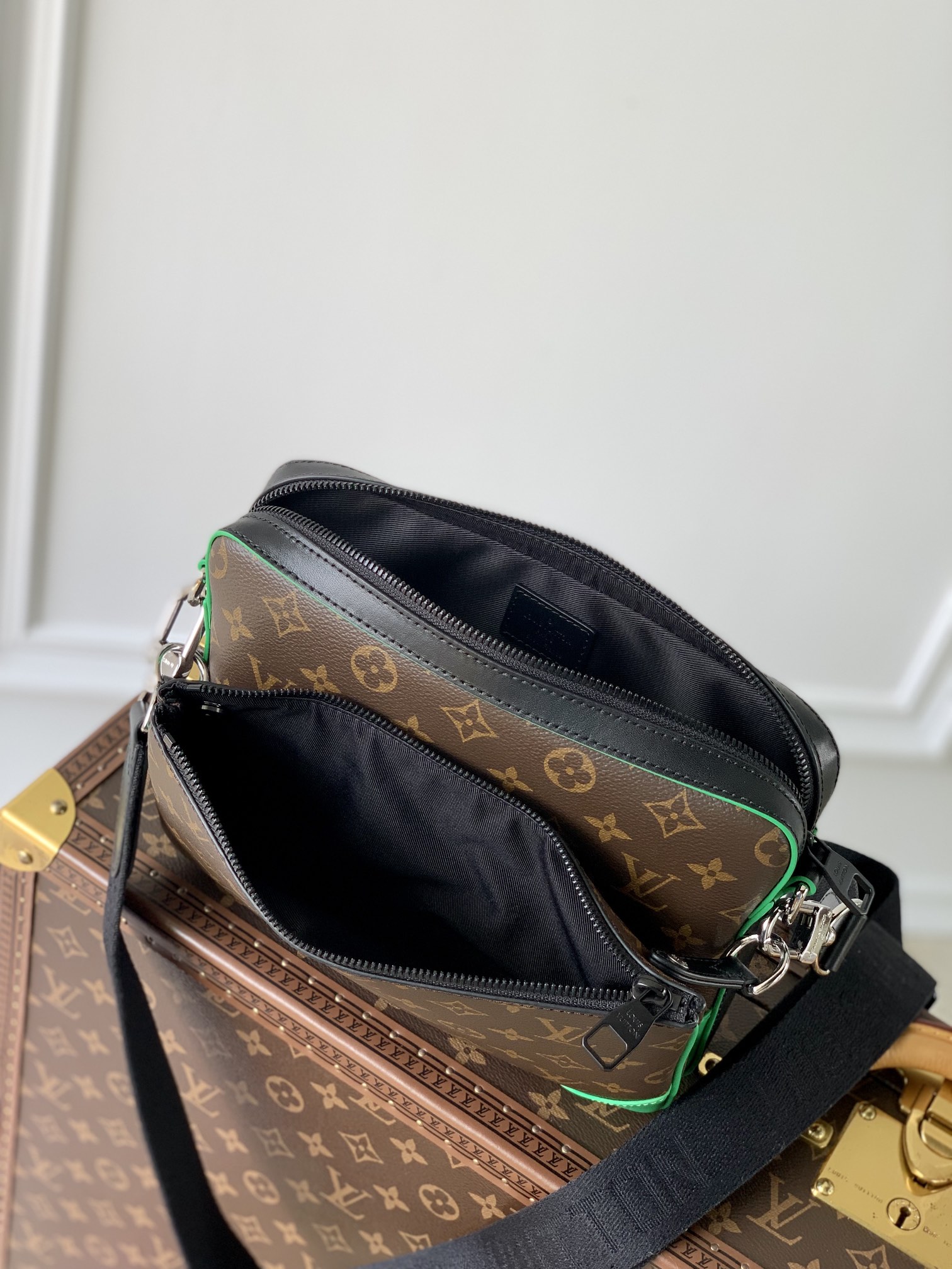 Louis VuittonTrio Handbag-25*18.5*7CM