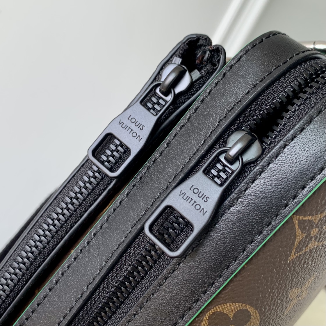 Louis VuittonTrio Handbag-25*18.5*7CM