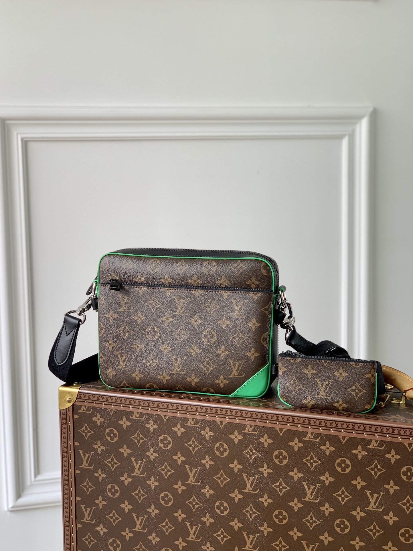 Louis VuittonTrio Handbag-25*18.5*7CM