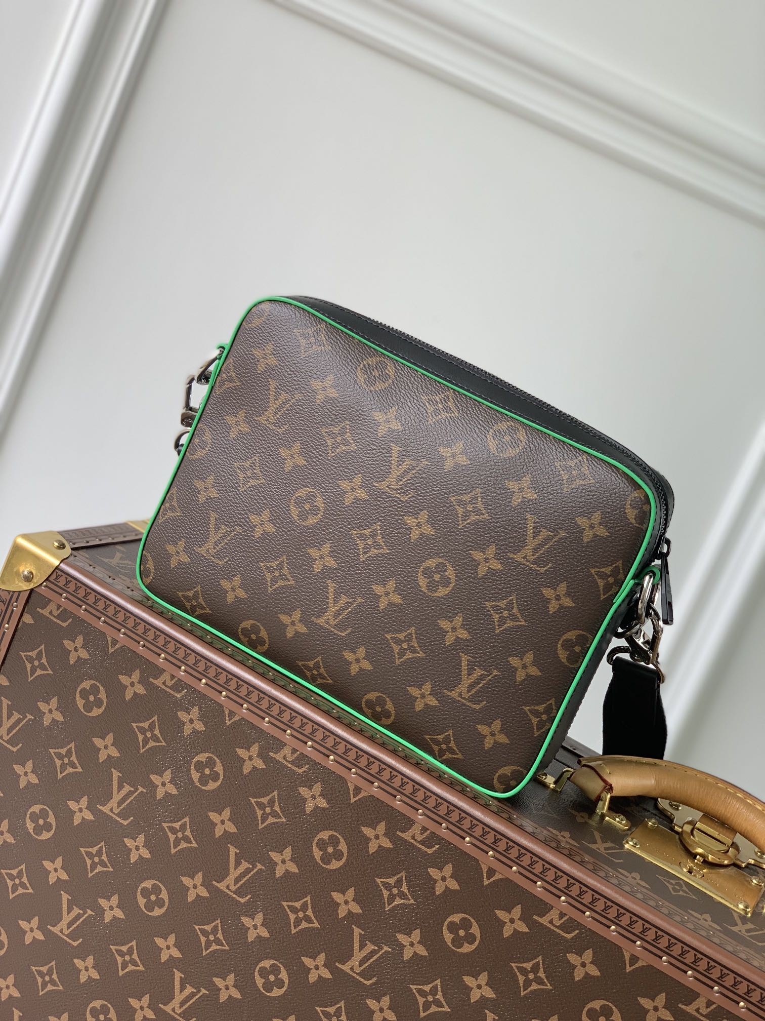Louis VuittonTrio Handbag-25*18.5*7CM