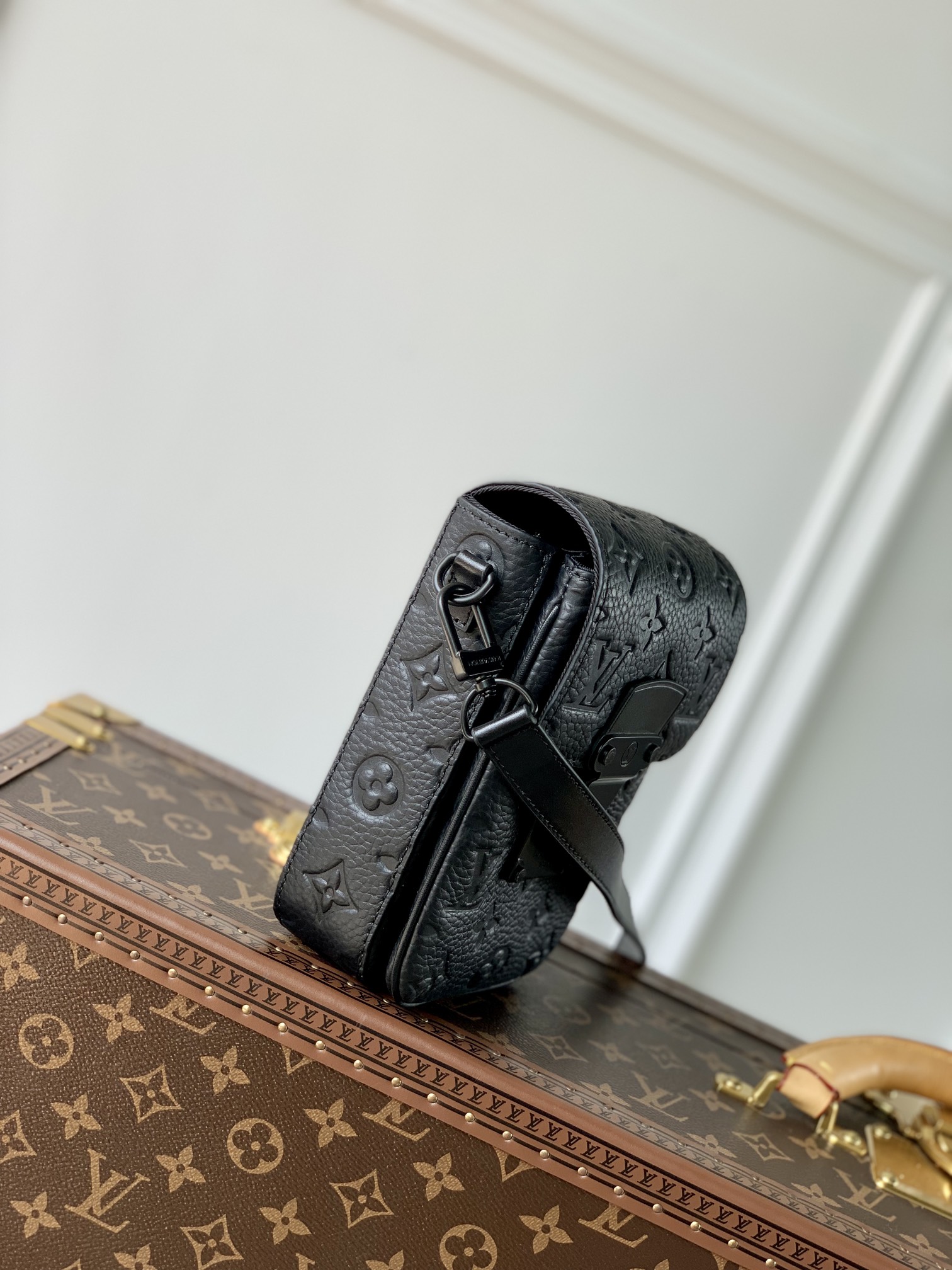 Louis Vuitton S-Lock Vertical Wearable Handbag-12*19*7CM