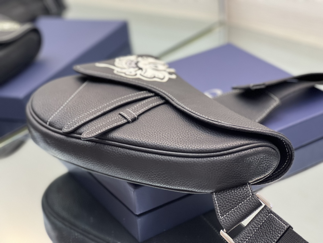 Diro Saddle Bag-20 x 28.6 x 5CM Diro Saddle Bag-20 x 28.6 x 5CM