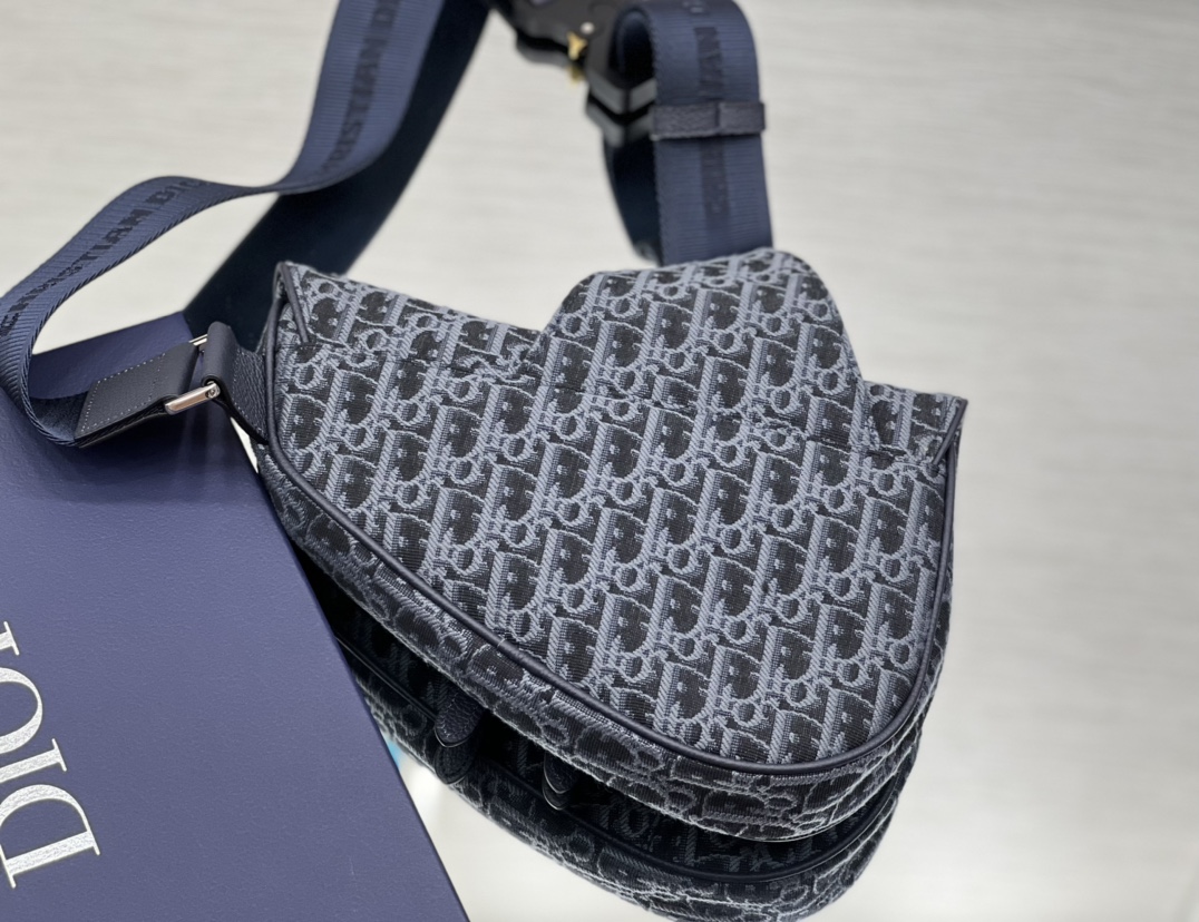 Diro Saddle Bag-20 x 28.6 x 5CM Diro Saddle Bag-20 x 28.6 x 5CM