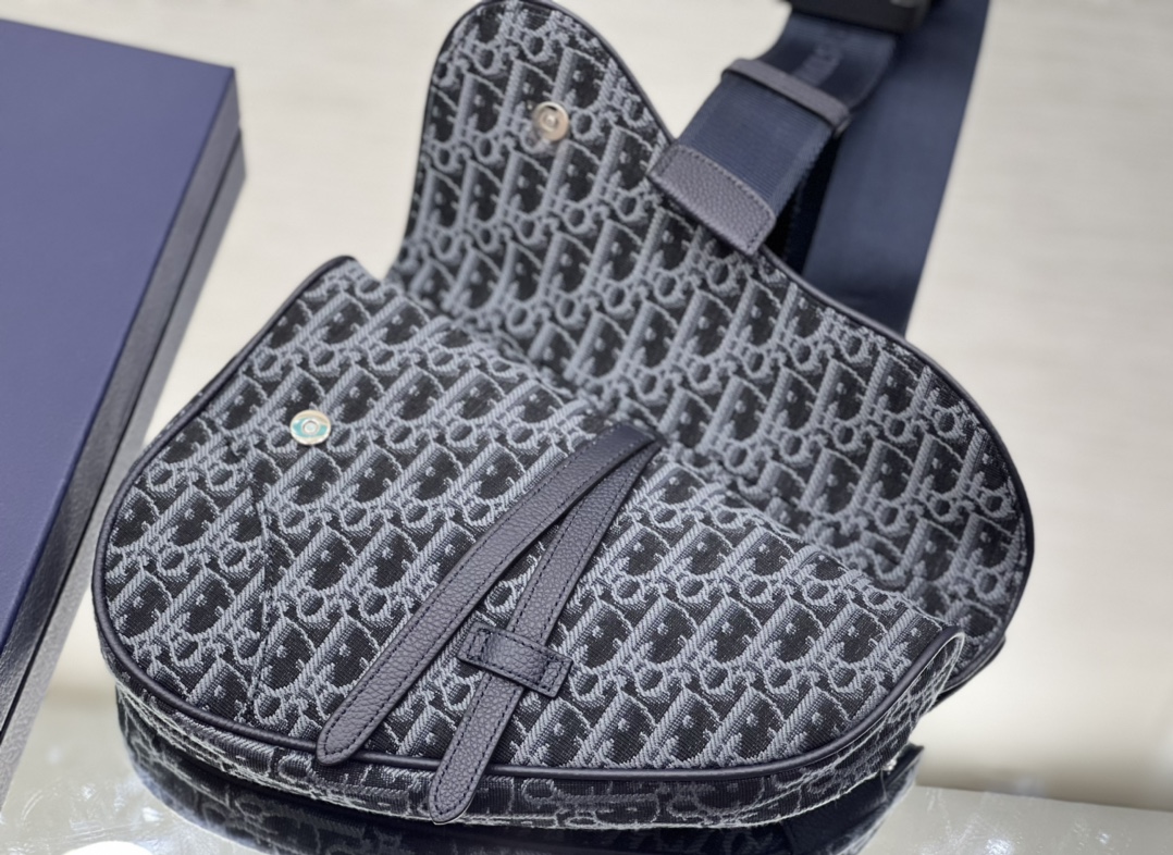 Diro Saddle Bag-20 x 28.6 x 5CM Diro Saddle Bag-20 x 28.6 x 5CM