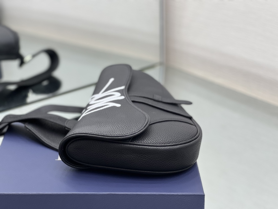 Diro Saddle Bag-20 x 28.6 x 5CM Diro Saddle Bag-20 x 28.6 x 5CM