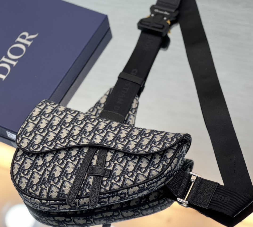 Diro Saddle Bag-20 x 28.6 x 5CM Diro Saddle Bag-20 x 28.6 x 5CM