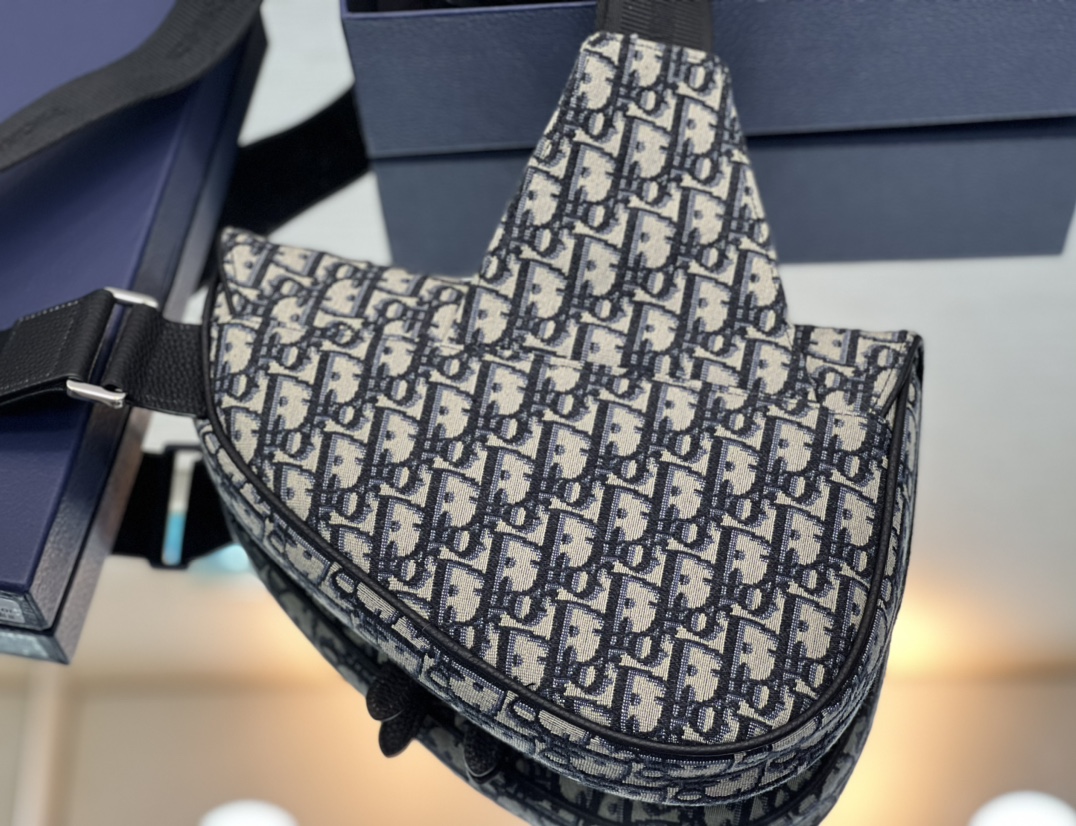 Diro Saddle Bag-20 x 28.6 x 5CM Diro Saddle Bag-20 x 28.6 x 5CM