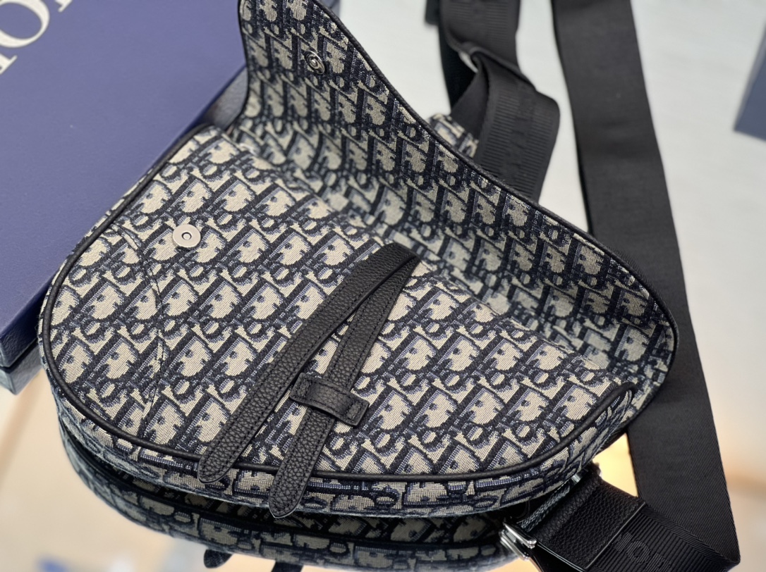 Diro Saddle Bag-20 x 28.6 x 5CM Diro Saddle Bag-20 x 28.6 x 5CM
