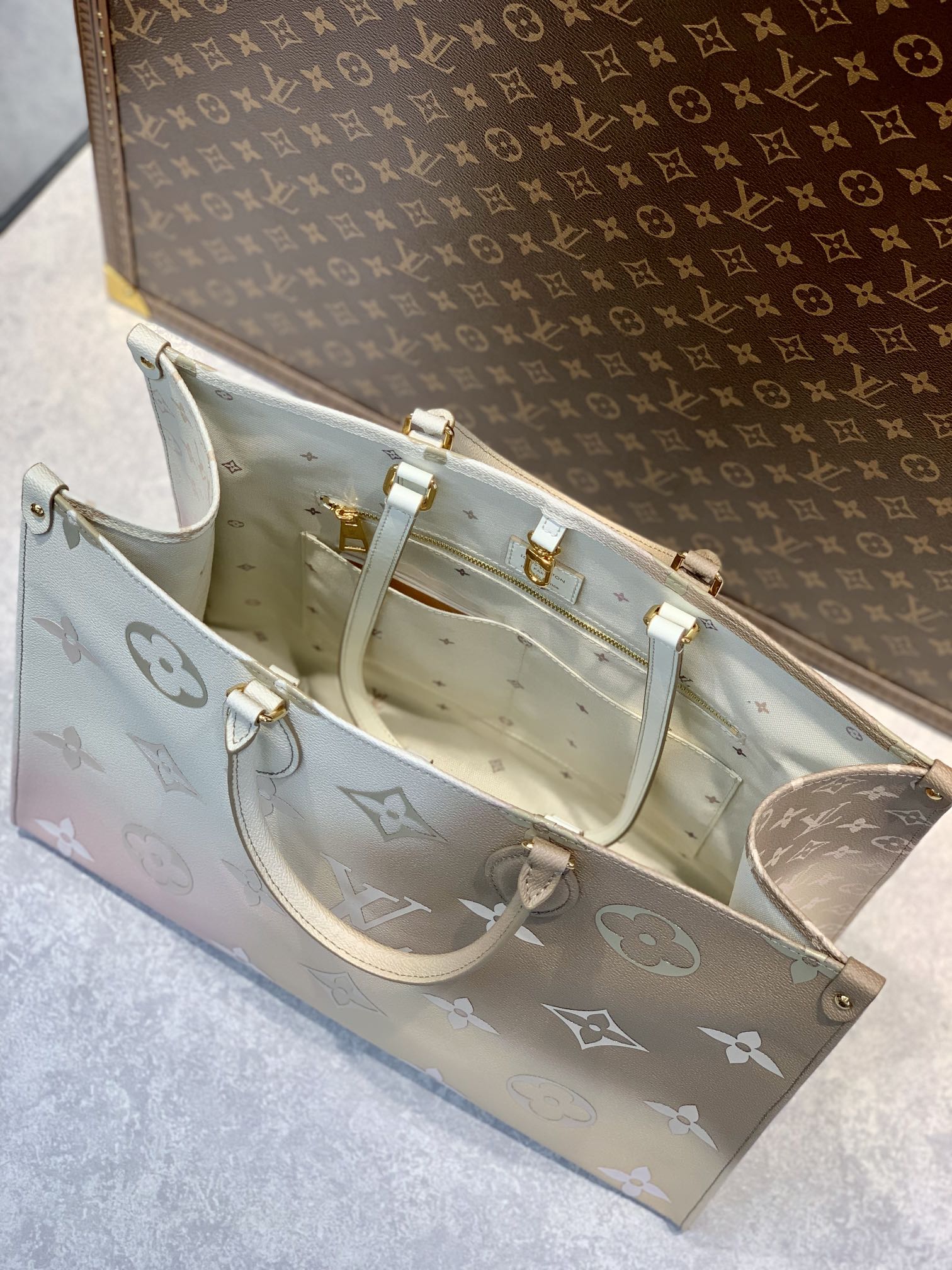 Louis Vuitton Onthego Handbag-M46076-41*34*19CM