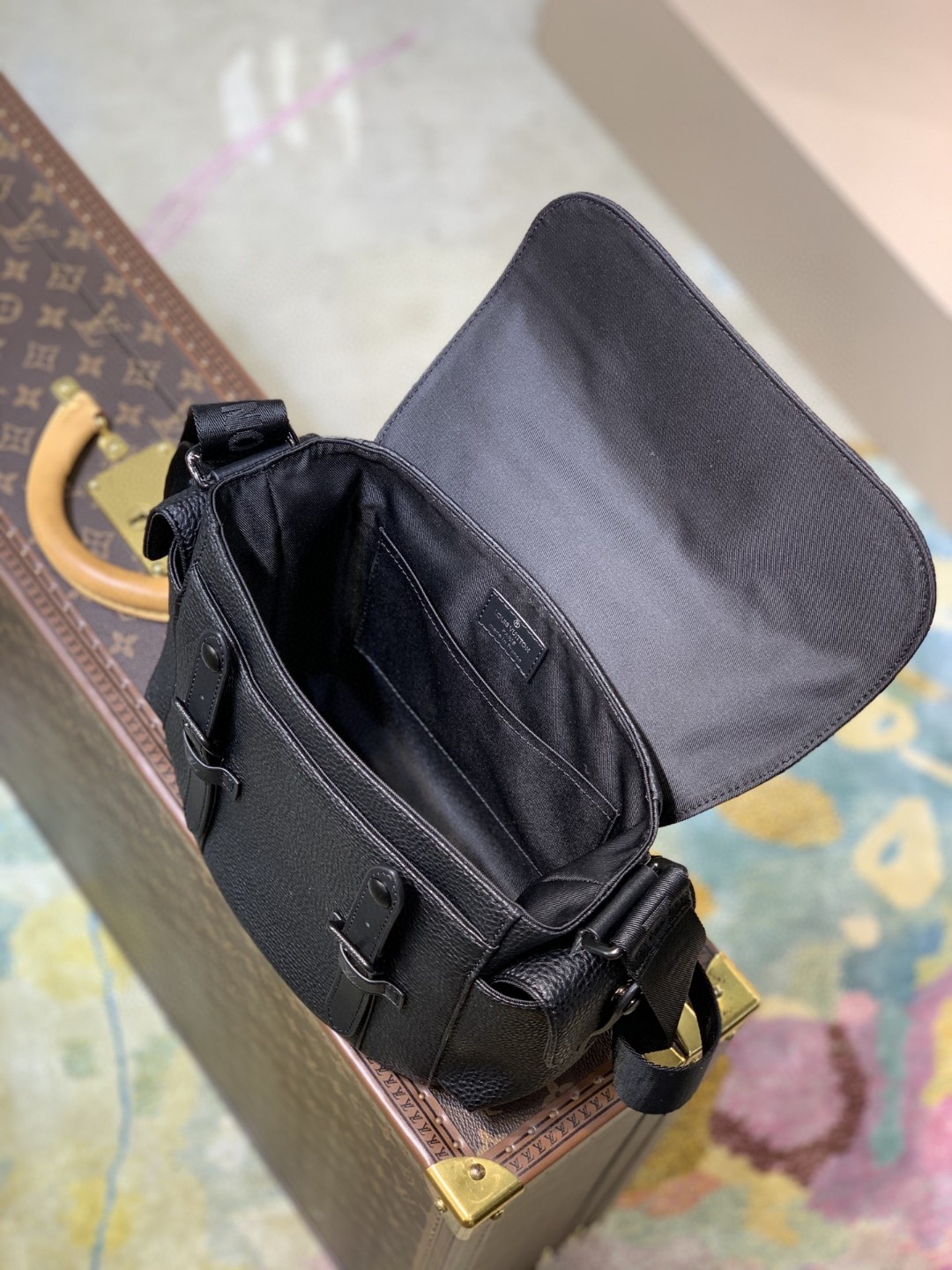 Louis Vuitton Christopher Handbags-M58476-25*29*9CM