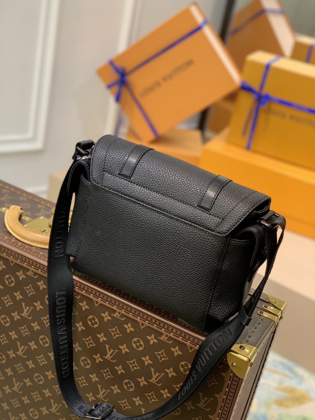 Louis Vuitton Christopher Handbags-M58476-25*29*9CM