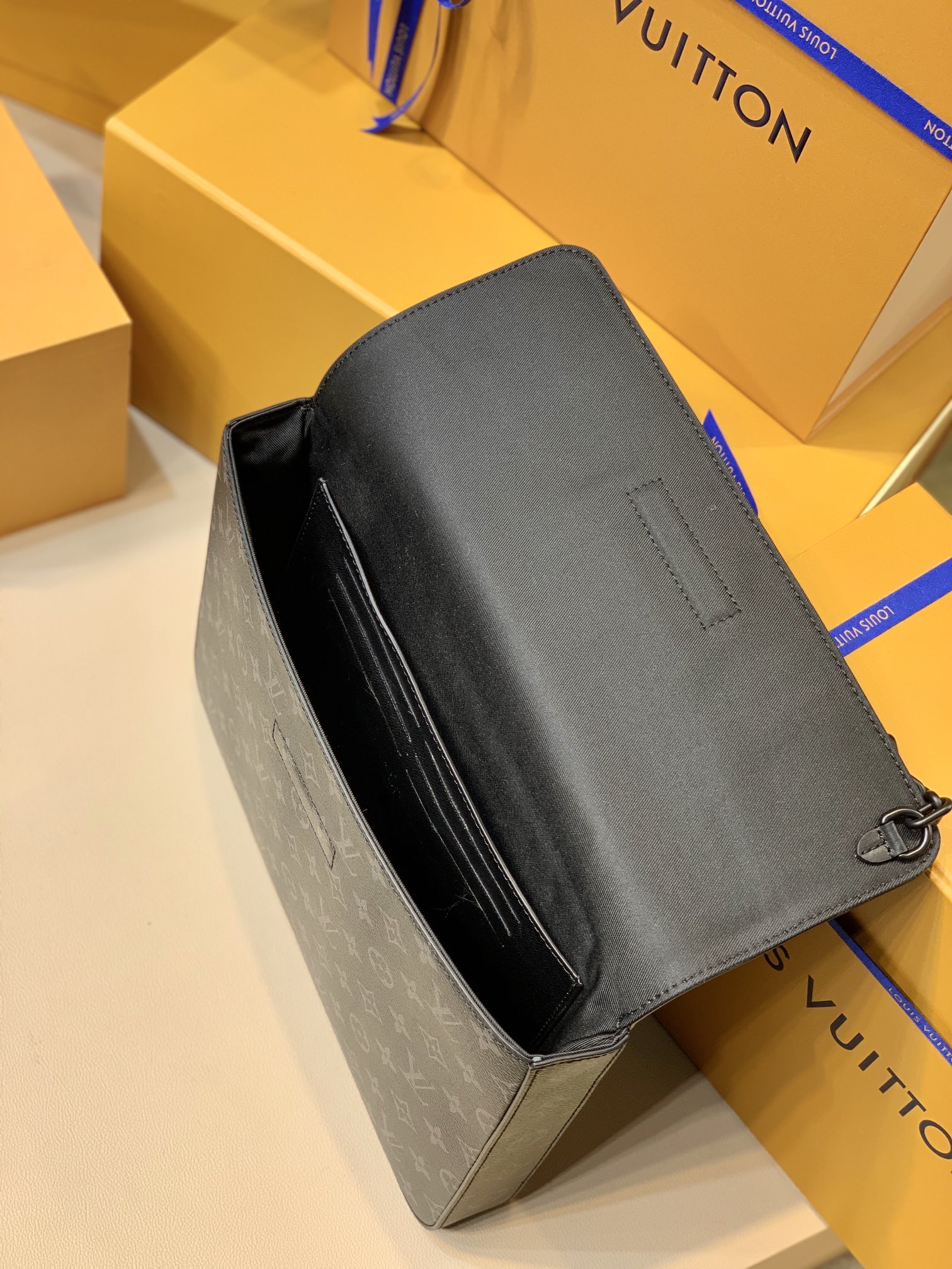 Louis Vuitton Pochette Steamer -M80107-32 x 22 x 4CM Louis Vuitton Pochette Steamer -M80107-32 x 22 x 4CM