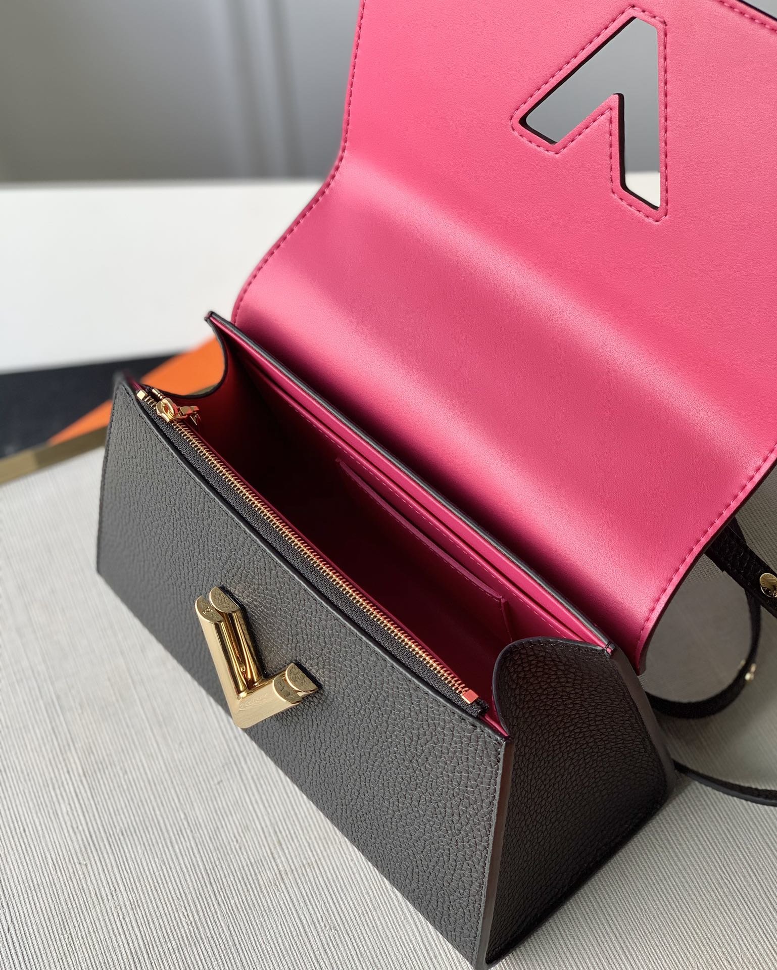 Louis Vuitton Twist One Handle-17.0 x 25.0 x 11CM
