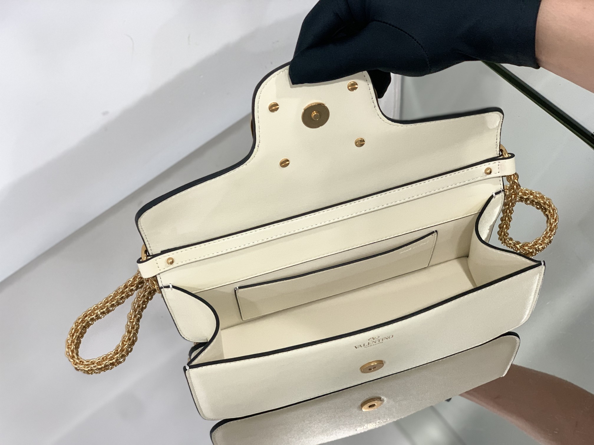 Valentino Garavani Locò Shoulder Bbag In Calfskin With Metallic VLogo-27*13*6CM