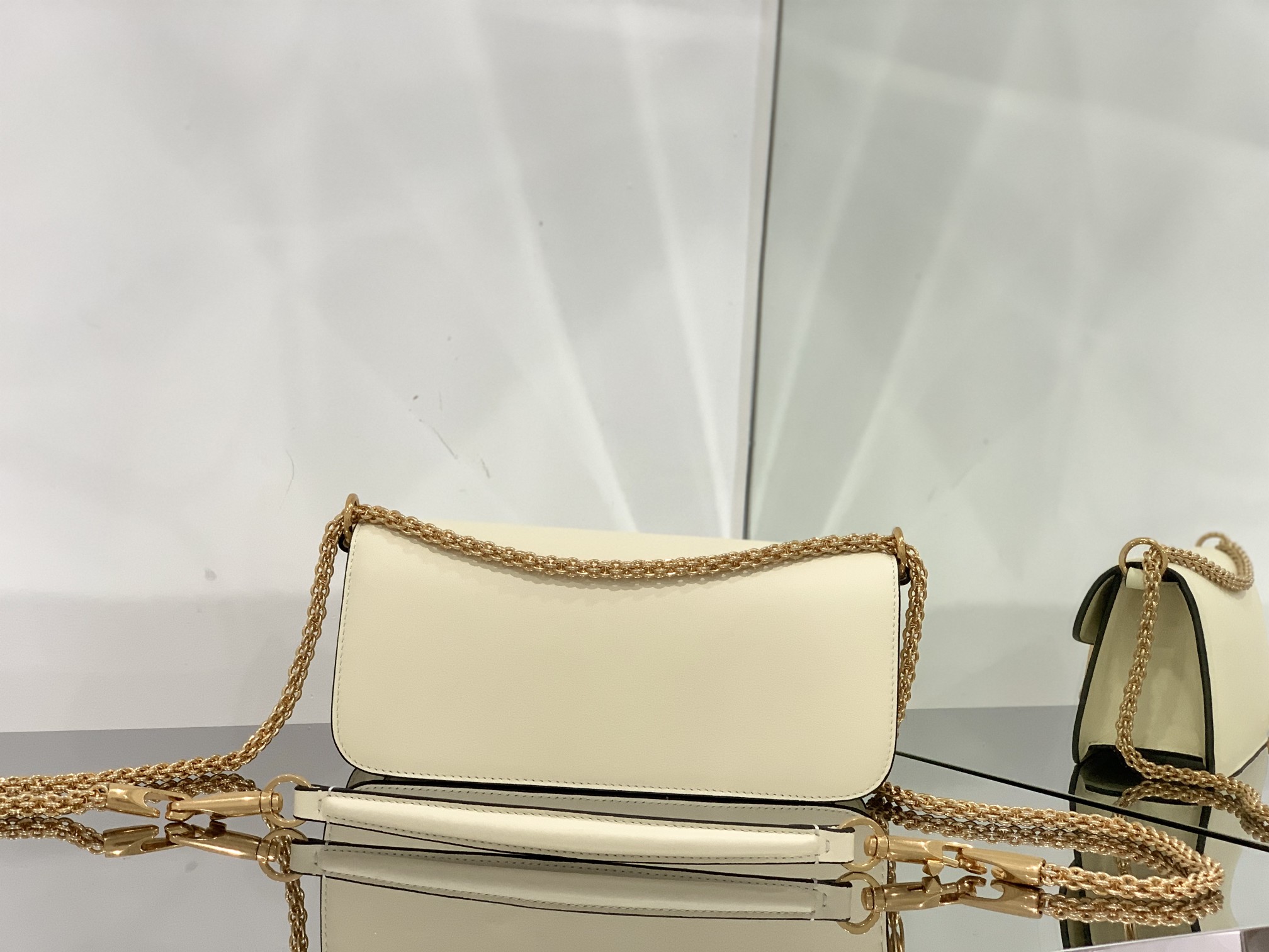 Valentino Garavani Locò Shoulder Bbag In Calfskin With Metallic VLogo-27*13*6CM