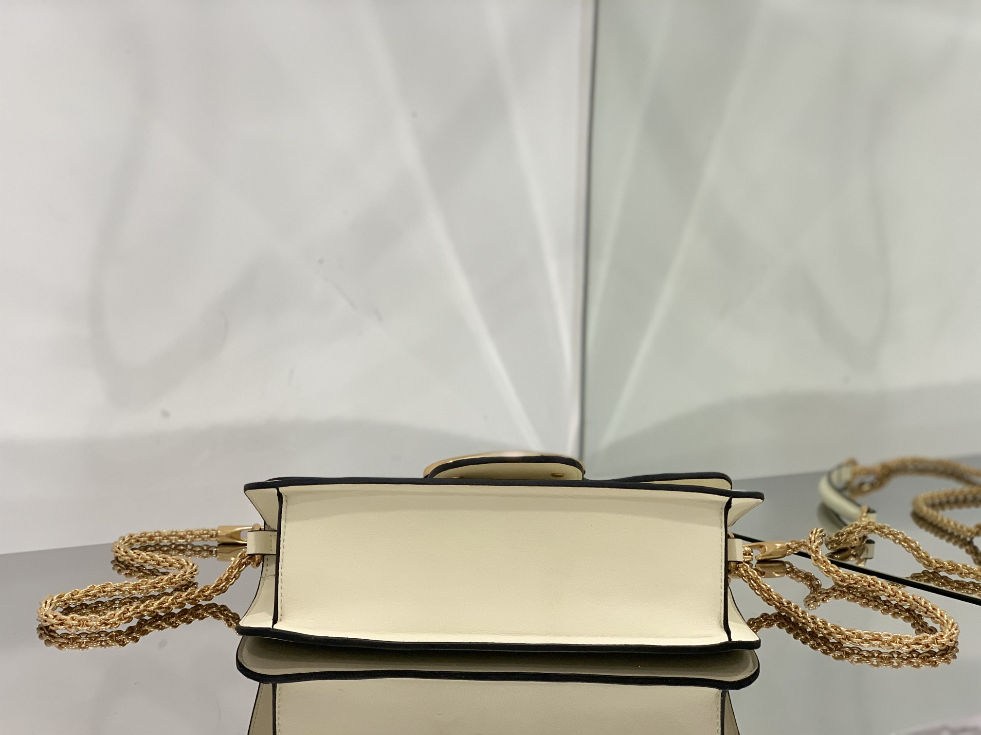 Valentino Garavani Locò Shoulder Bbag In Calfskin With Metallic VLogo-27*13*6CM
