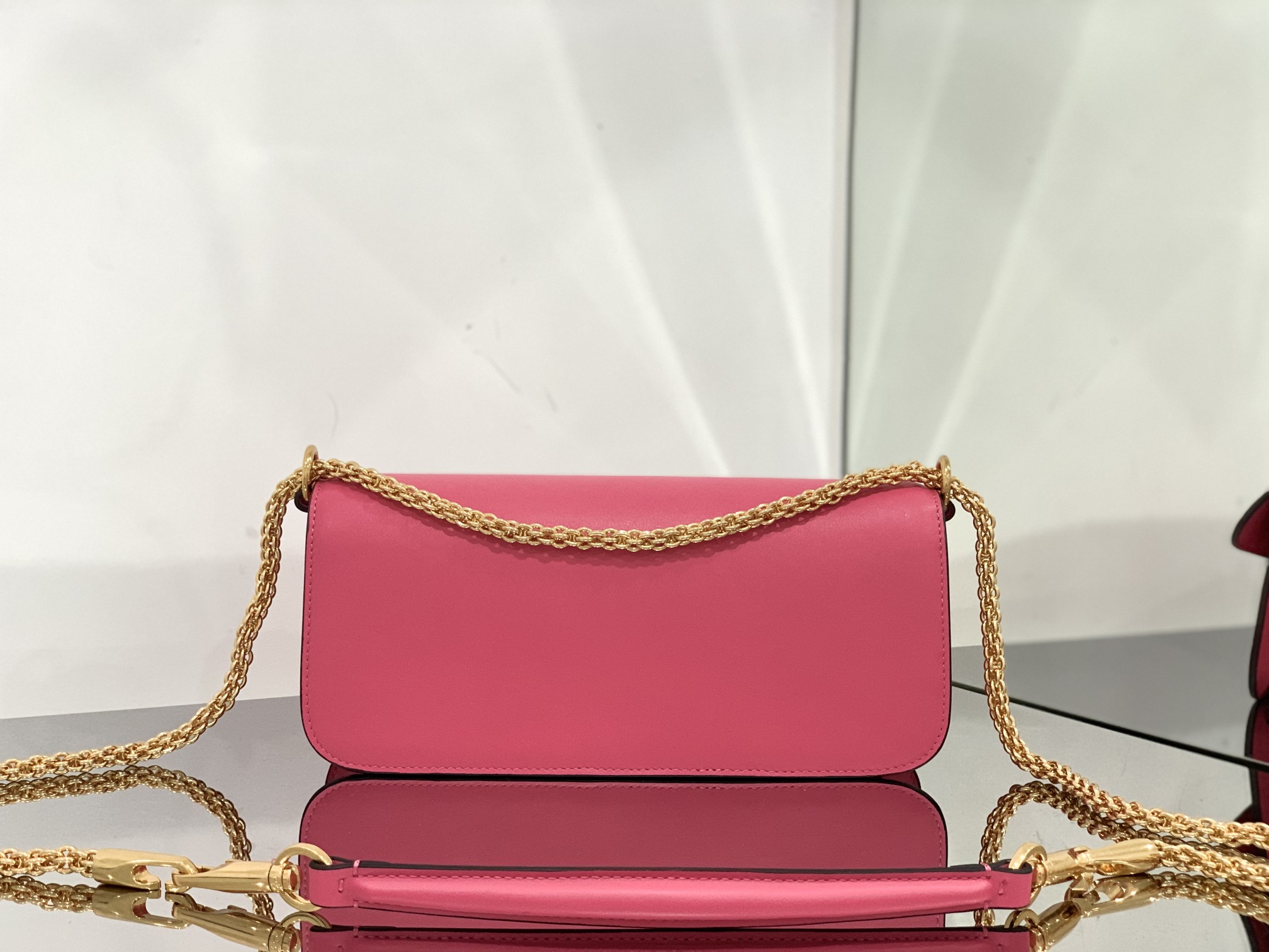 Valentino Garavani Locò Shoulder Bbag In Calfskin With Metallic VLogo-27*13*6CM