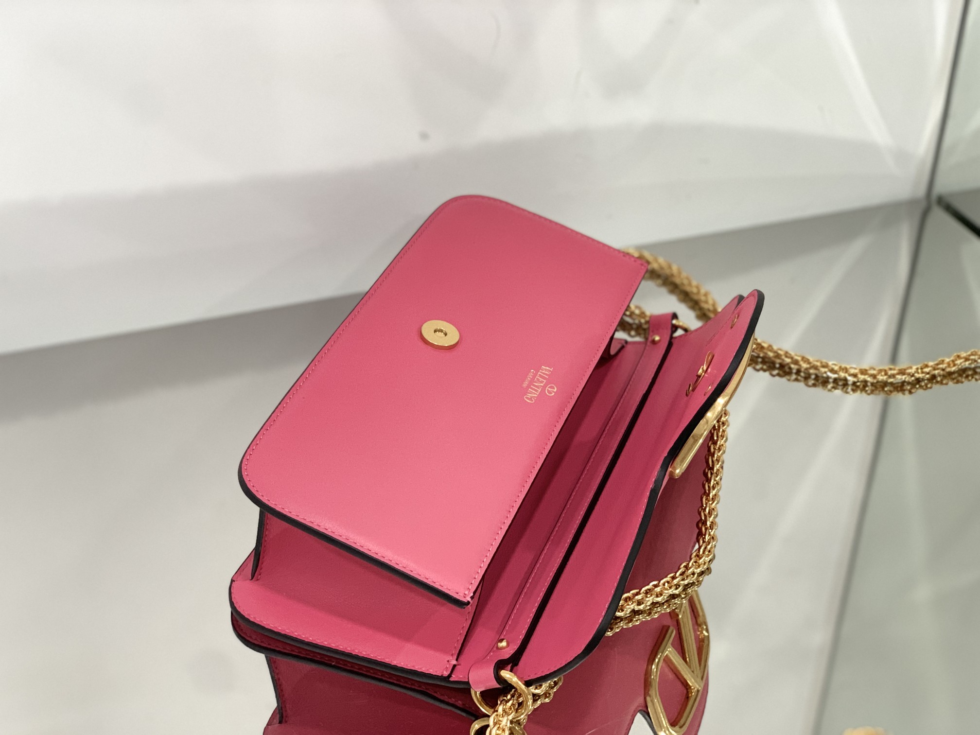 Valentino Garavani Locò Shoulder Bbag In Calfskin With Metallic VLogo-27*13*6CM