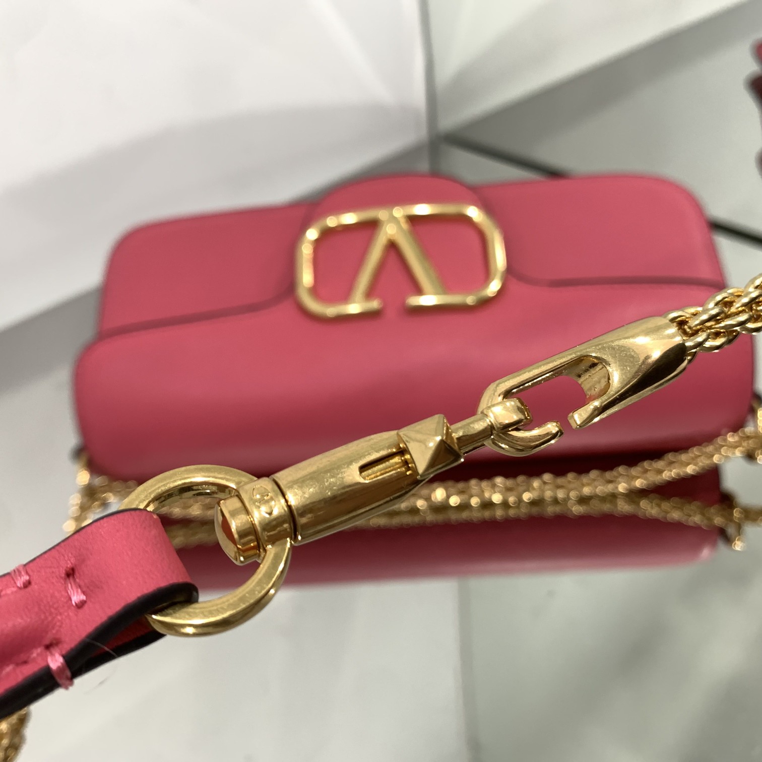 Valentino Garavani Locò Shoulder Bbag In Calfskin With Metallic VLogo-27*13*6CM