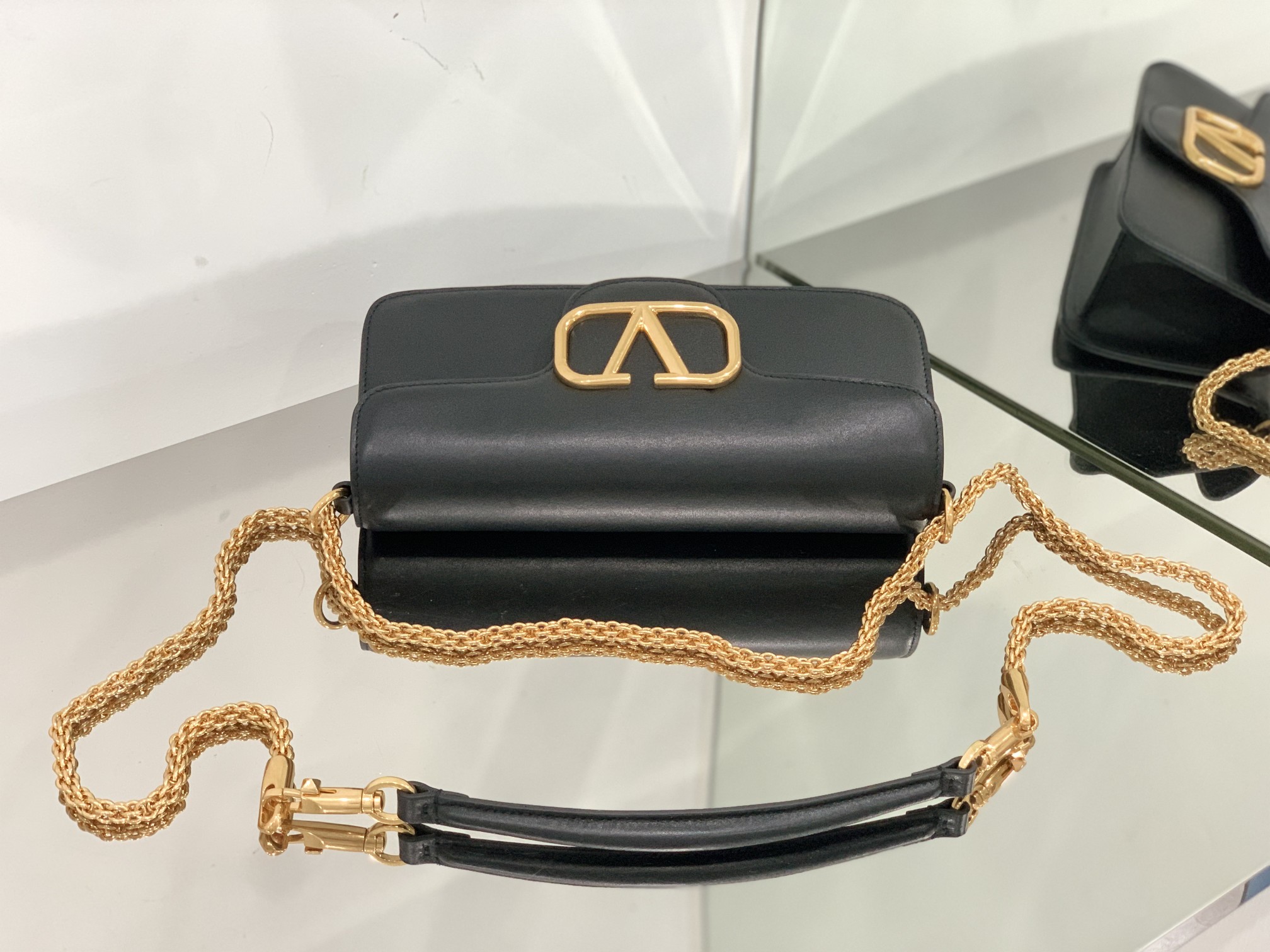 Valentino Garavani Locò Shoulder Bbag In Calfskin With Metallic VLogo-27*13*6CM
