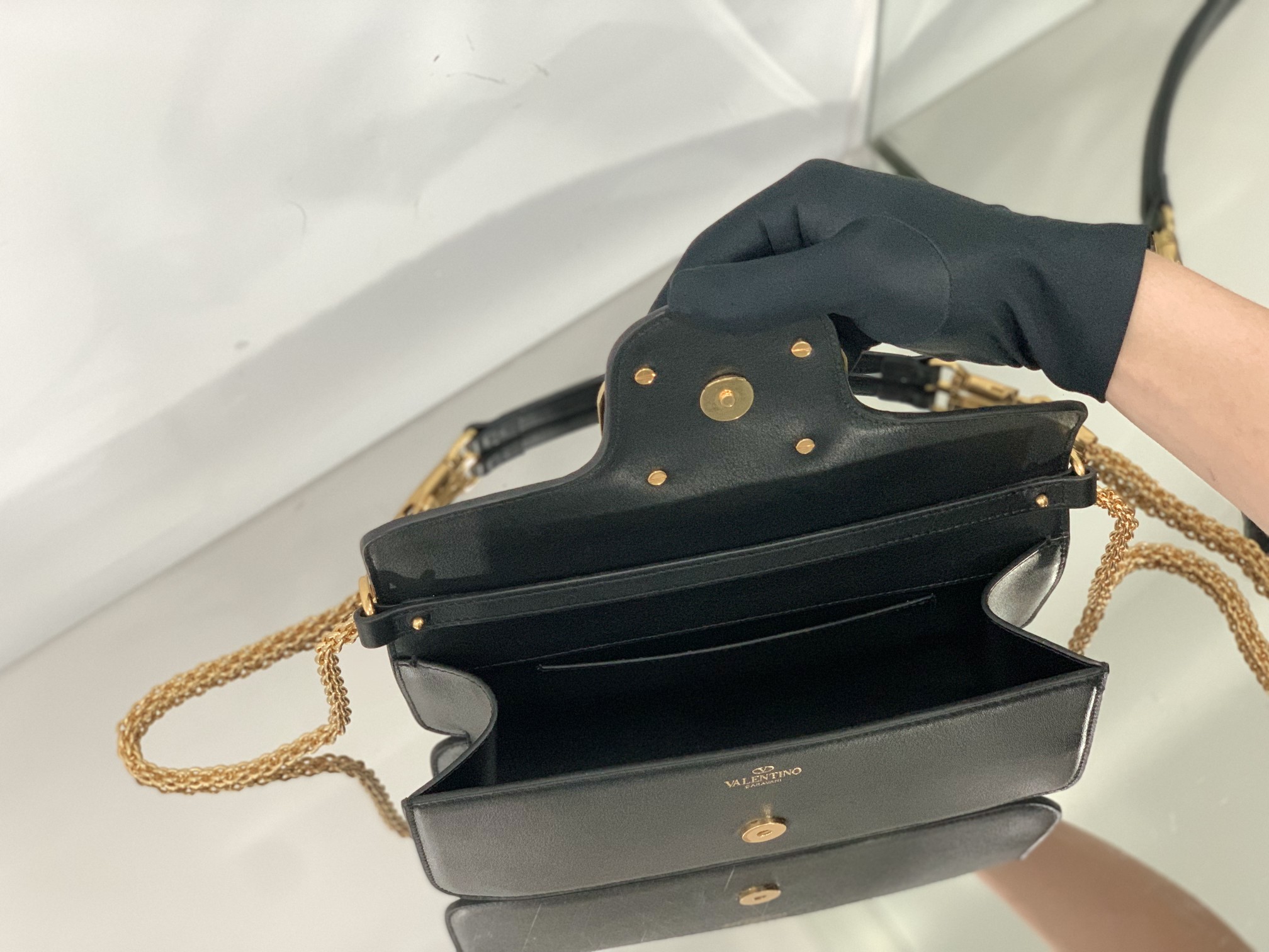 Valentino Garavani Locò Shoulder Bbag In Calfskin With Metallic VLogo-27*13*6CM