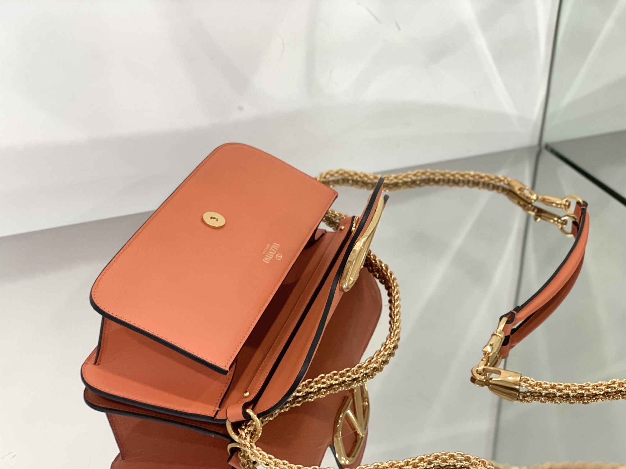Valentino Garavani Locò Shoulder Bbag In Calfskin With Metallic VLogo-27*13*6CM