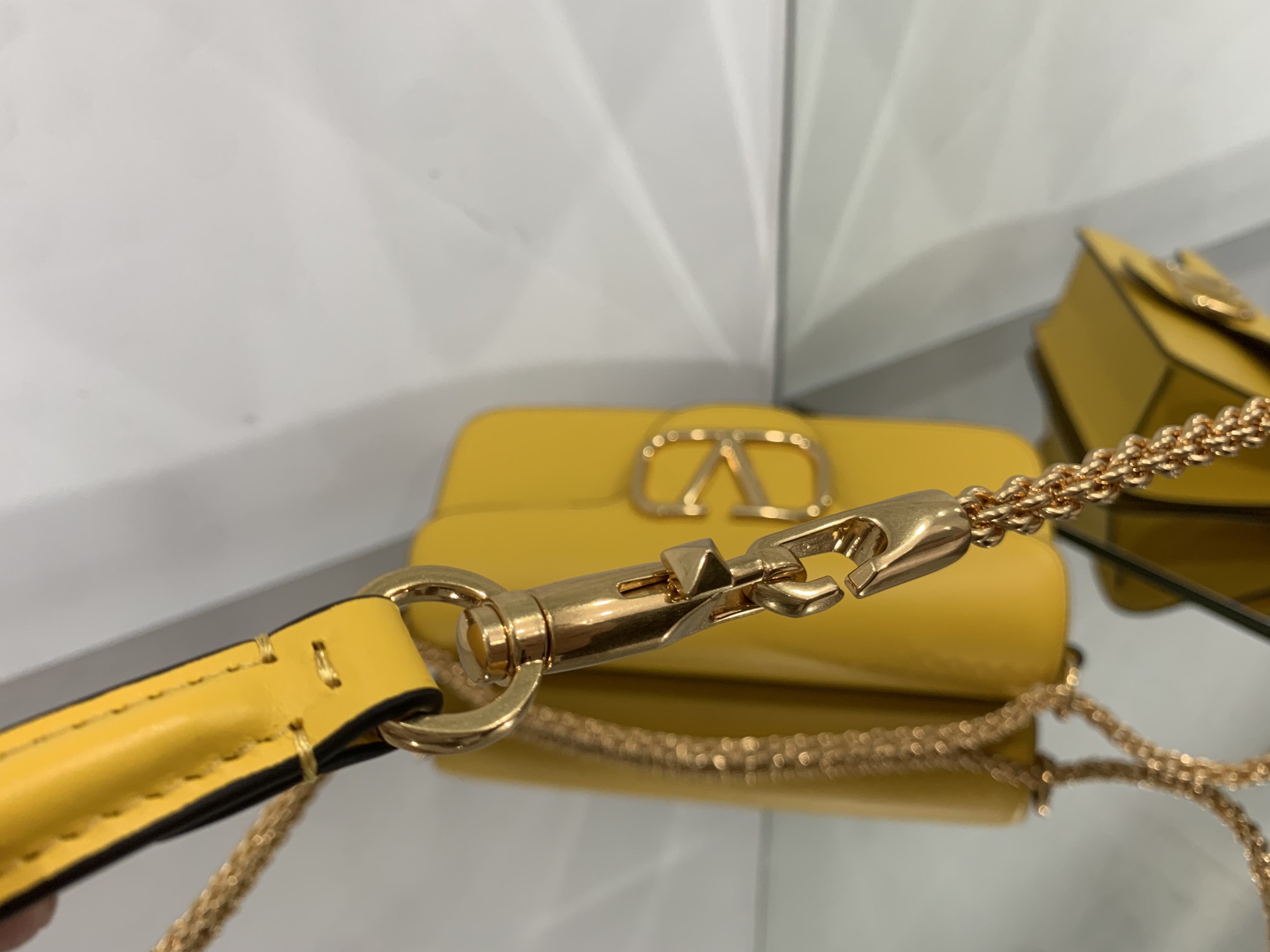 Valentino Garavani Locò Shoulder Bbag In Calfskin With Metallic VLogo-27*13*6CM