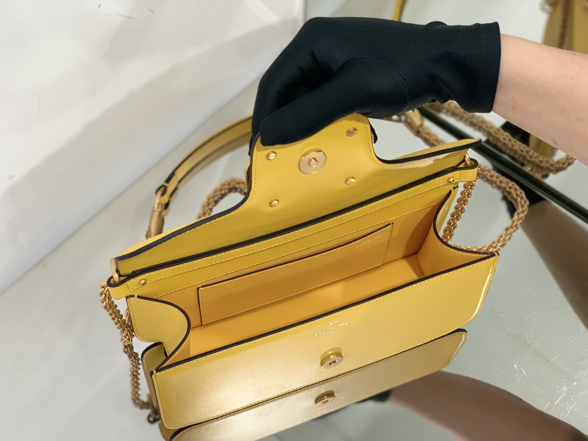 Valentino Garavani Locò Shoulder Bbag In Calfskin With Metallic VLogo-27*13*6CM