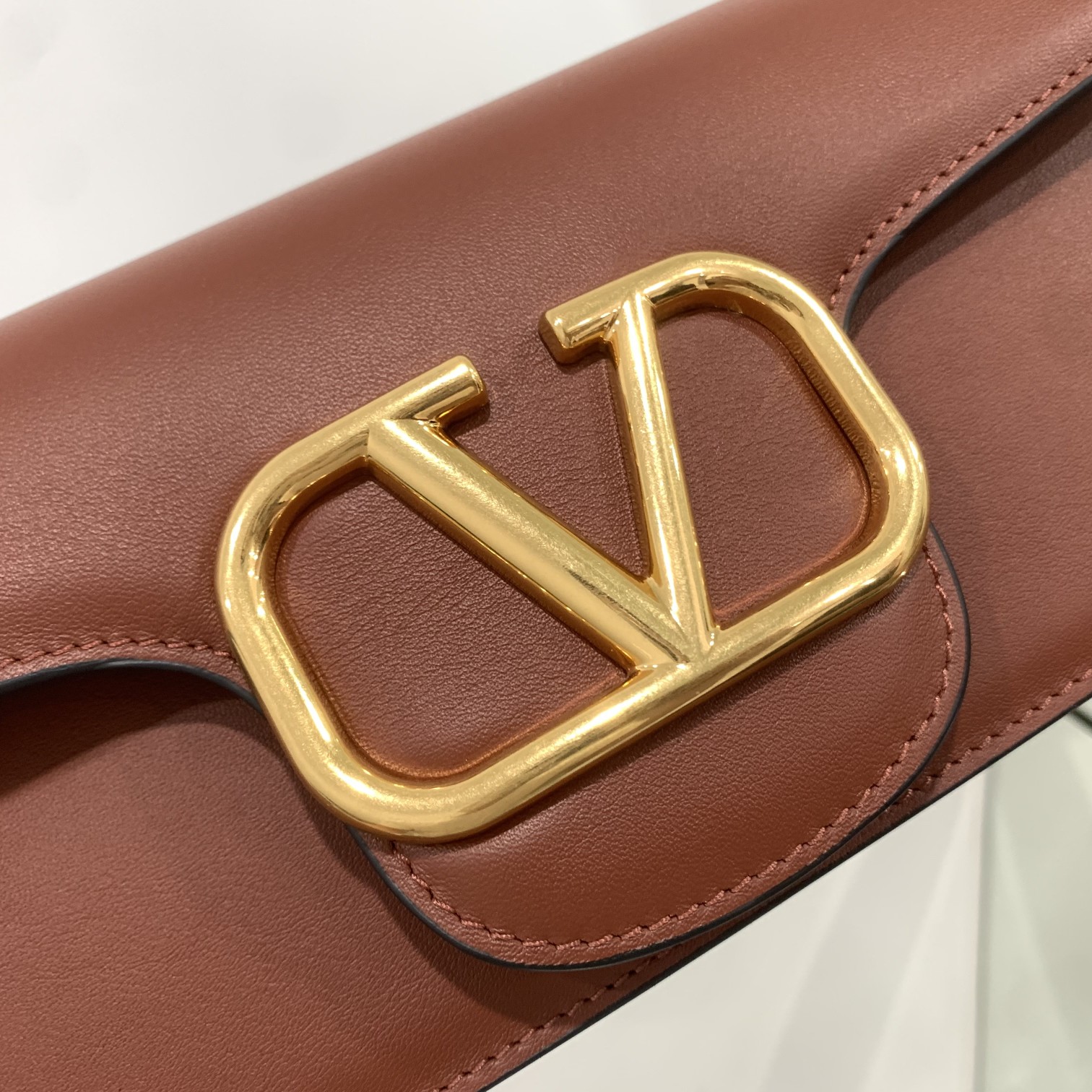 Valentino Garavani Locò Shoulder Bbag In Calfskin With Metallic VLogo-27*13*6CM