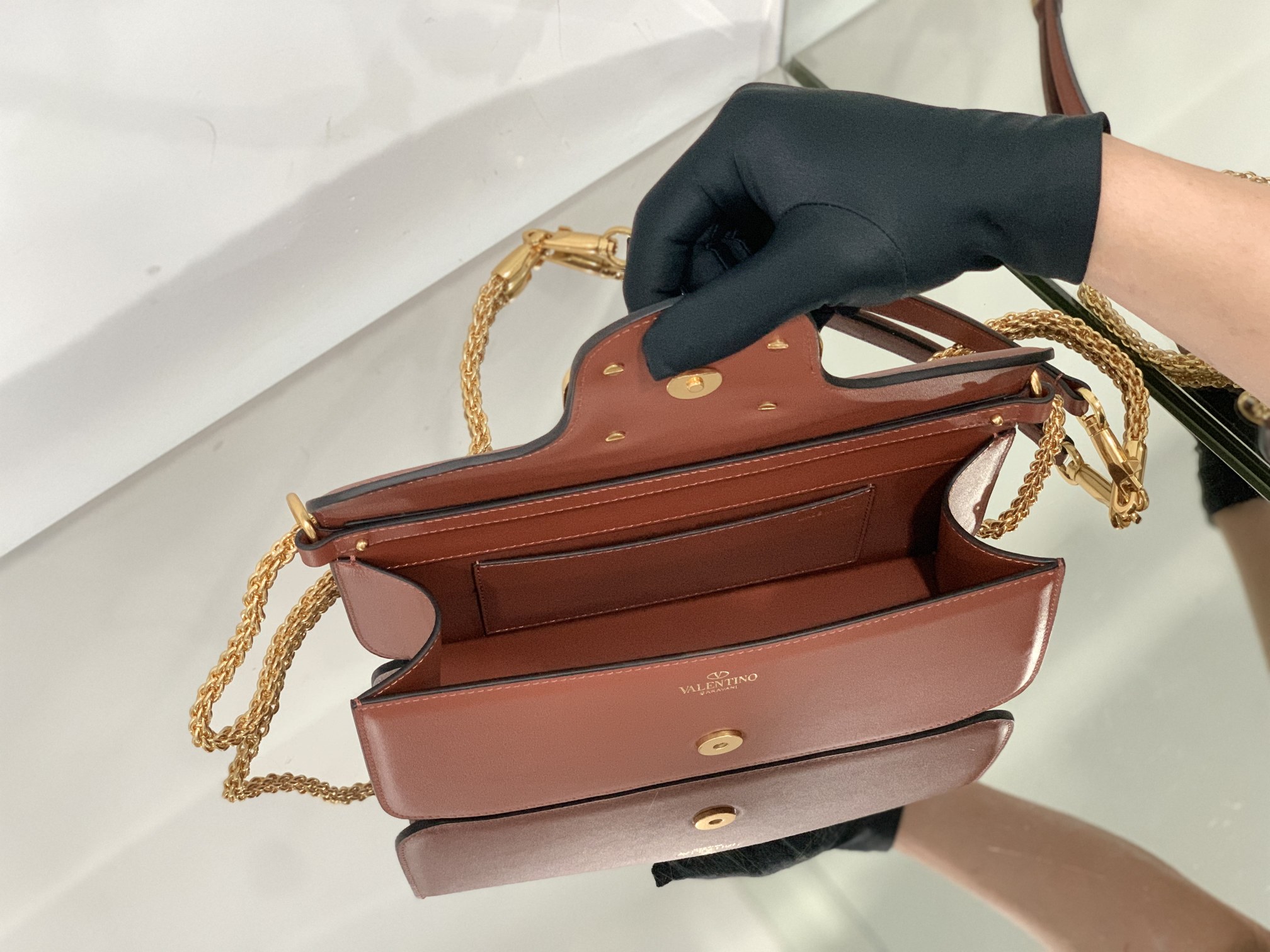 Valentino Garavani Locò Shoulder Bbag In Calfskin With Metallic VLogo-27*13*6CM