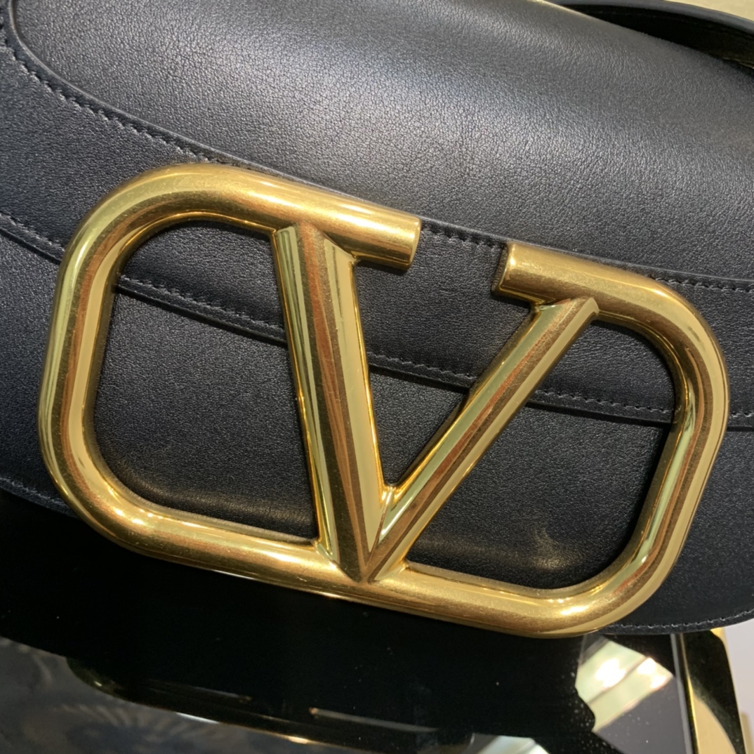 Valentino Garavani Supervee Handbags-26*8*16CM