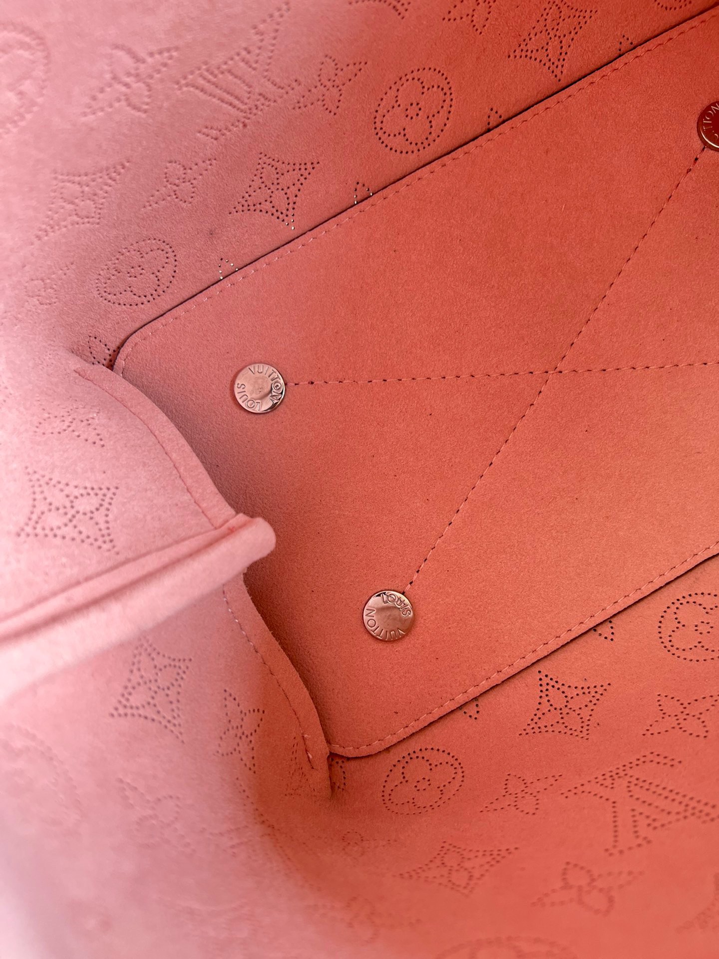 Louis Vuitton Bella Tote Bag-9 x 22 x 14CM