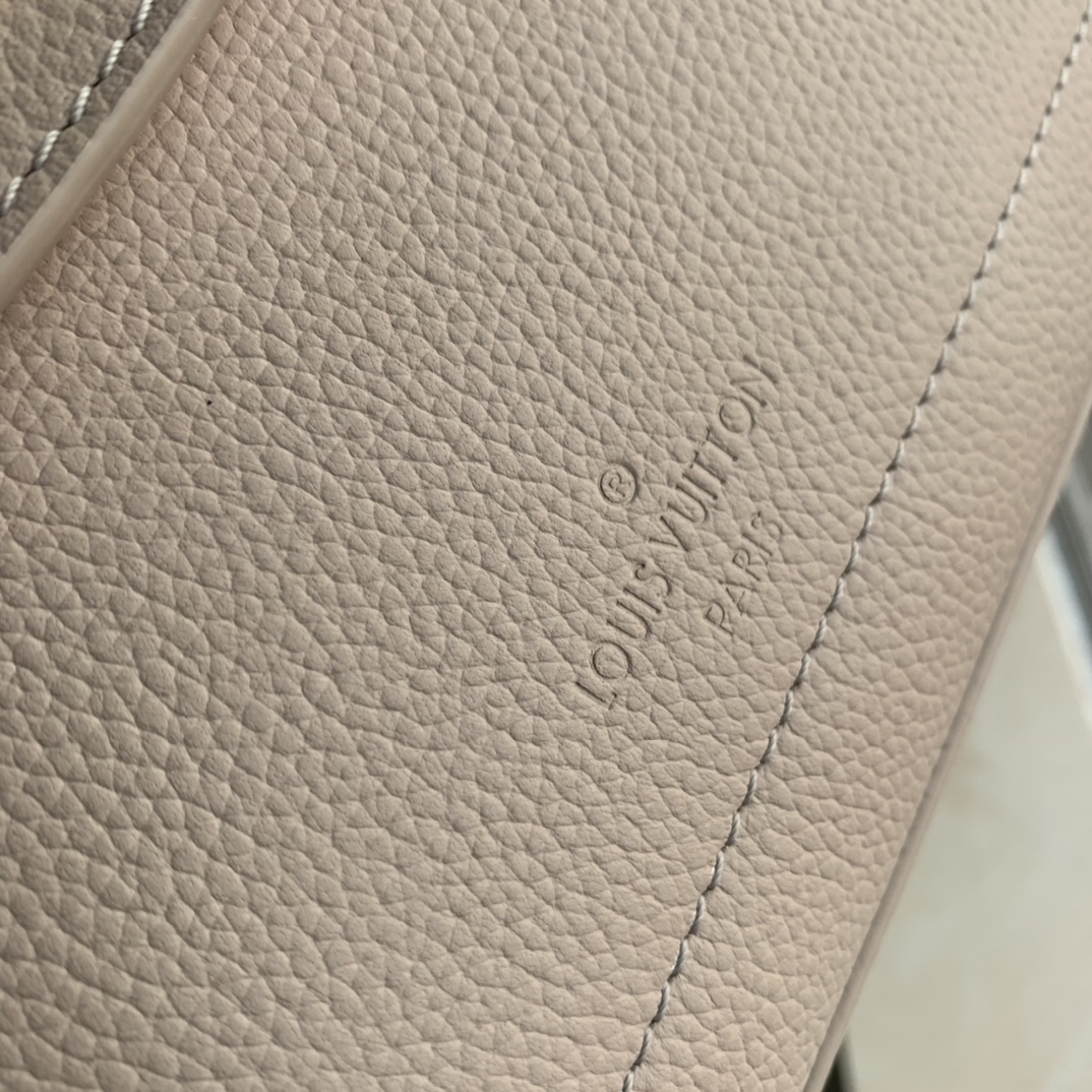 Louis Vuitton Lockme Ever 23x17x10CM Louis Vuitton Lockme Ever 23x17x10CM