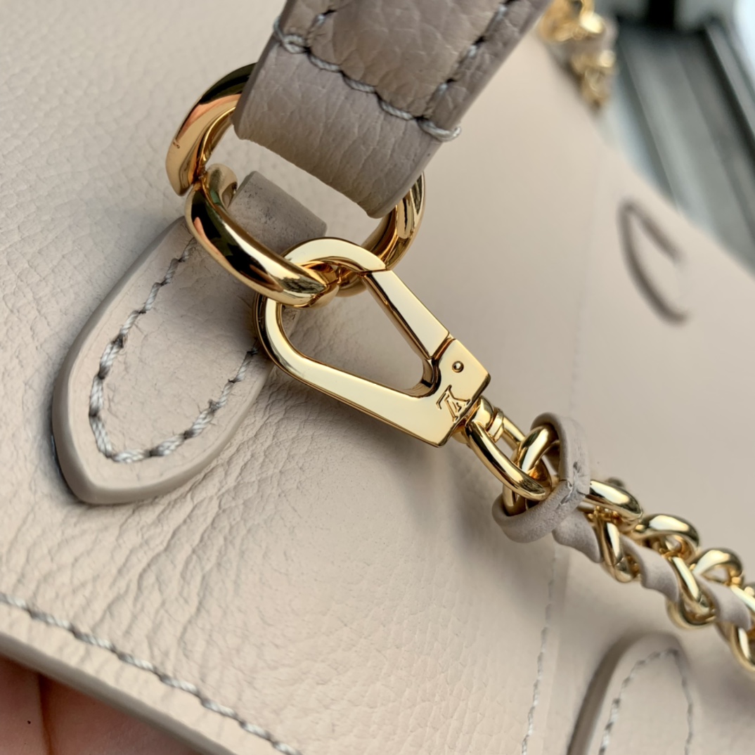 Louis Vuitton Lockme Ever 23x17x10CM Louis Vuitton Lockme Ever 23x17x10CM