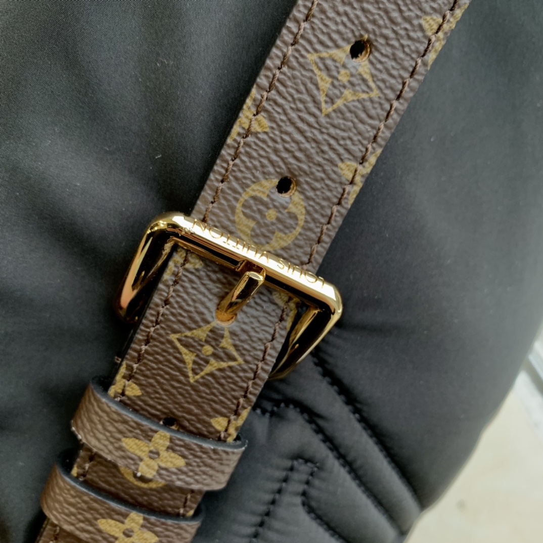Louis Vuitton Pillow Maxi Bum Bag-44 x 24 x 7CM Louis Vuitton Pillow Maxi Bum Bag-44 x 24 x 7CM