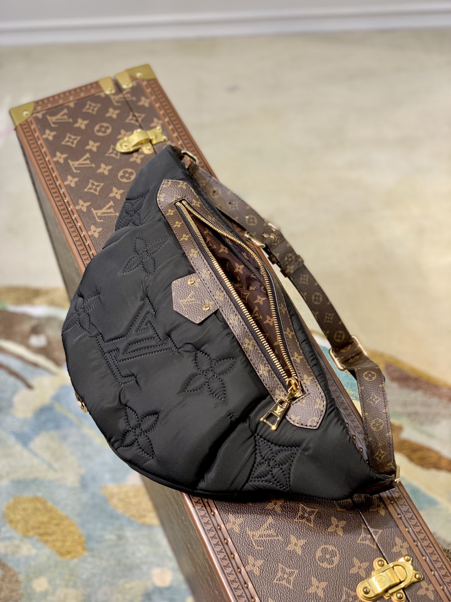 Louis Vuitton Pillow Maxi Bum Bag-44 x 24 x 7CM Louis Vuitton Pillow Maxi Bum Bag-44 x 24 x 7CM