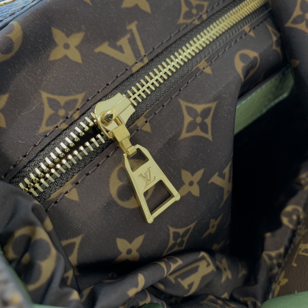 Louis Vuitton Pillow Maxi Bum Bag-44 x 24 x 7CM Louis Vuitton Pillow Maxi Bum Bag-44 x 24 x 7CM