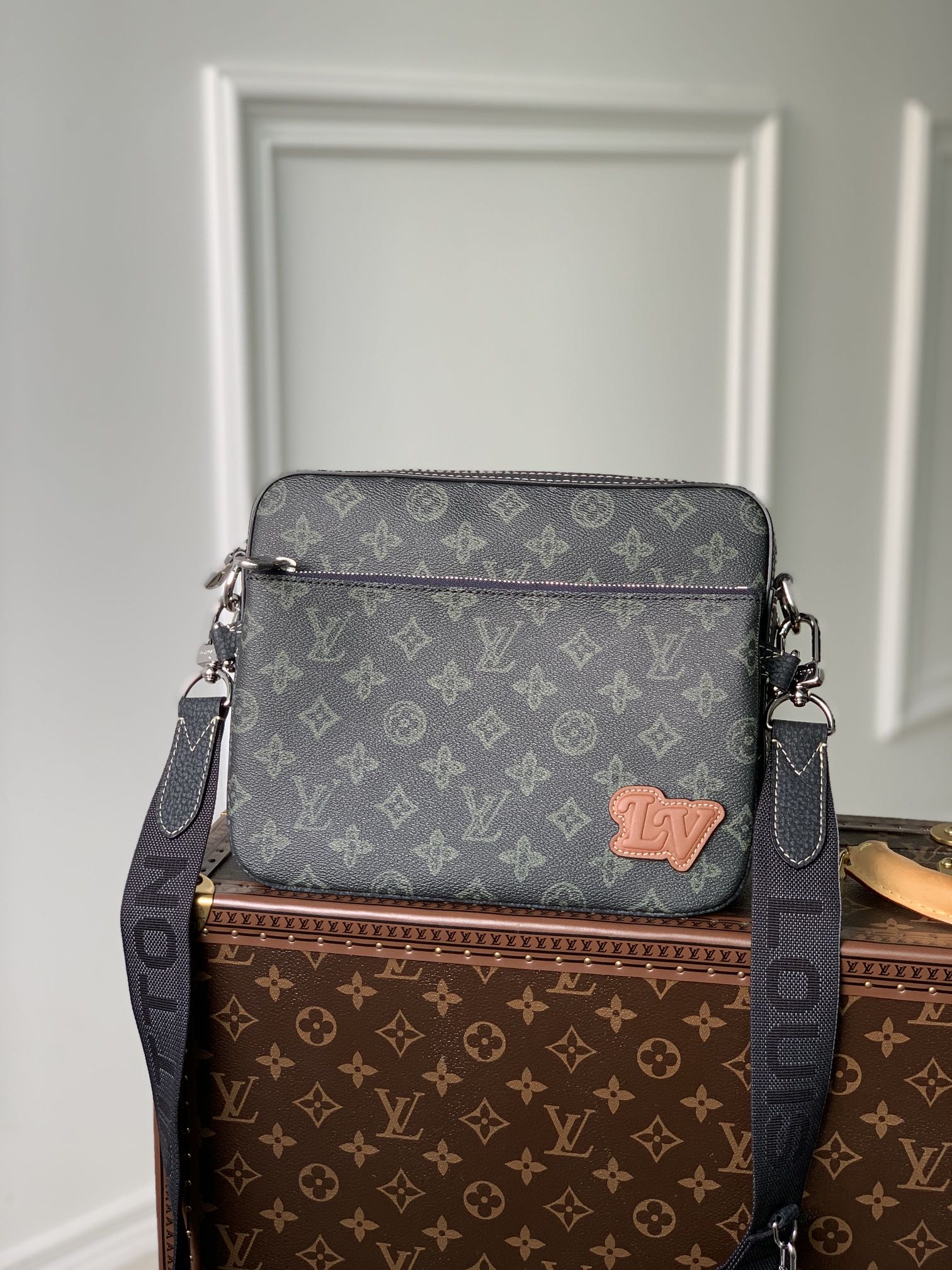 Louis Vuitton Messenger Bag-M46340-25*18*7CM