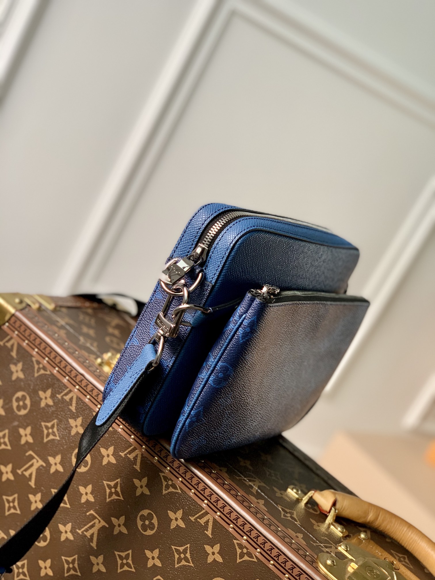 Louis Vuitton Messenger Bag-M69443-25*18*7CM