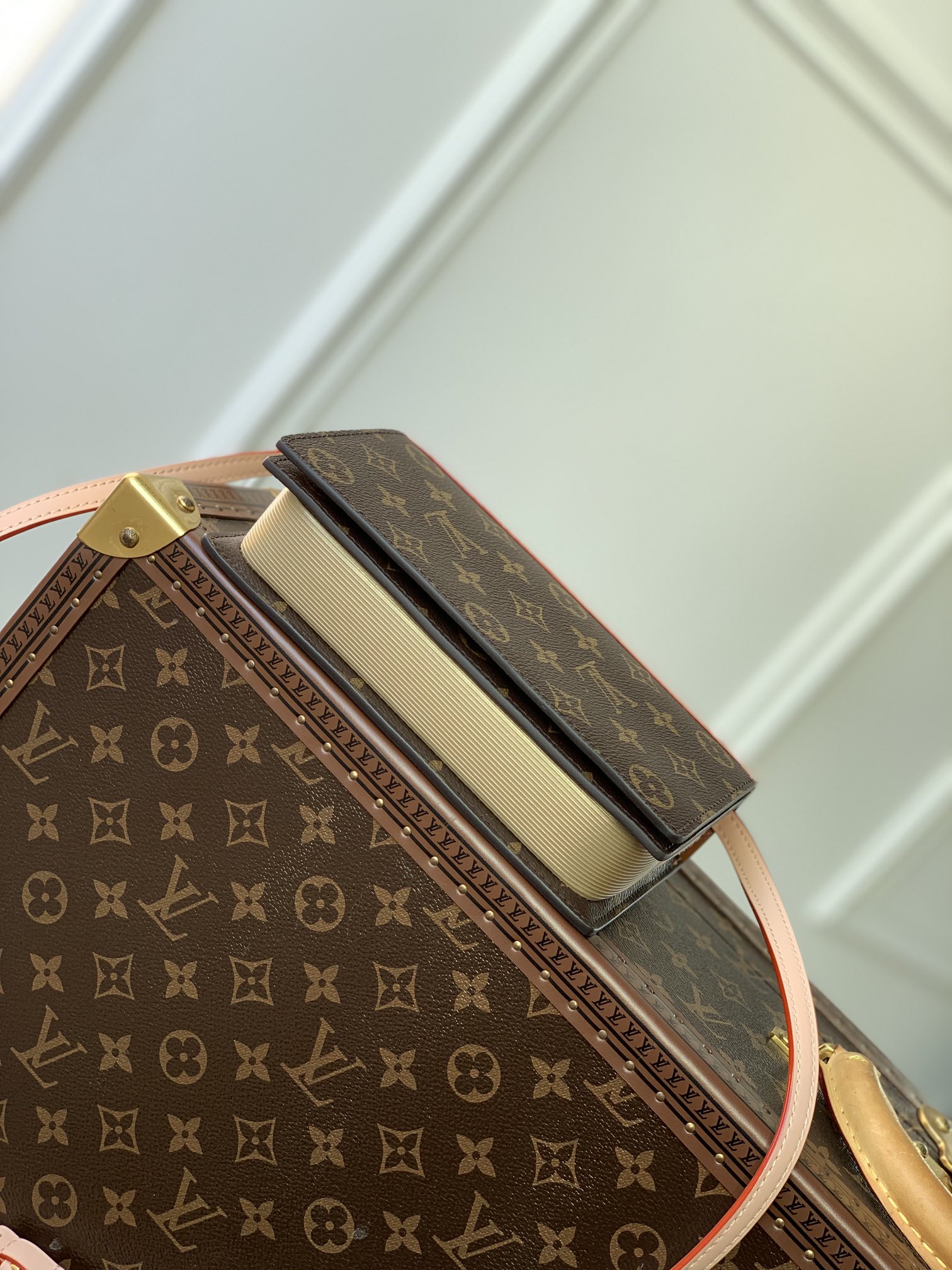 Louis Vuitton Book Chain Wallet-20 x 14 x 4CM