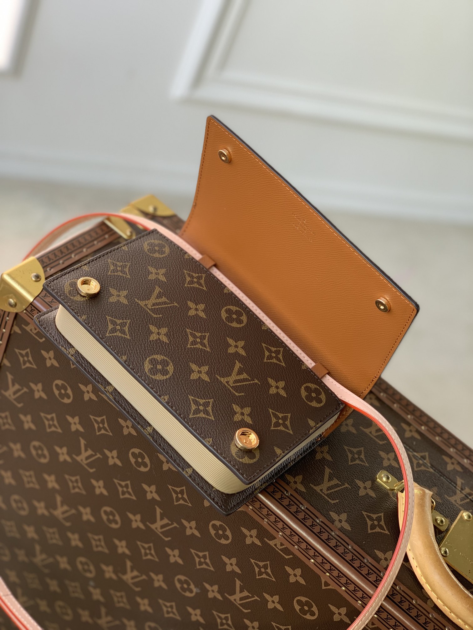 Louis Vuitton Book Chain Wallet-20 x 14 x 4CM