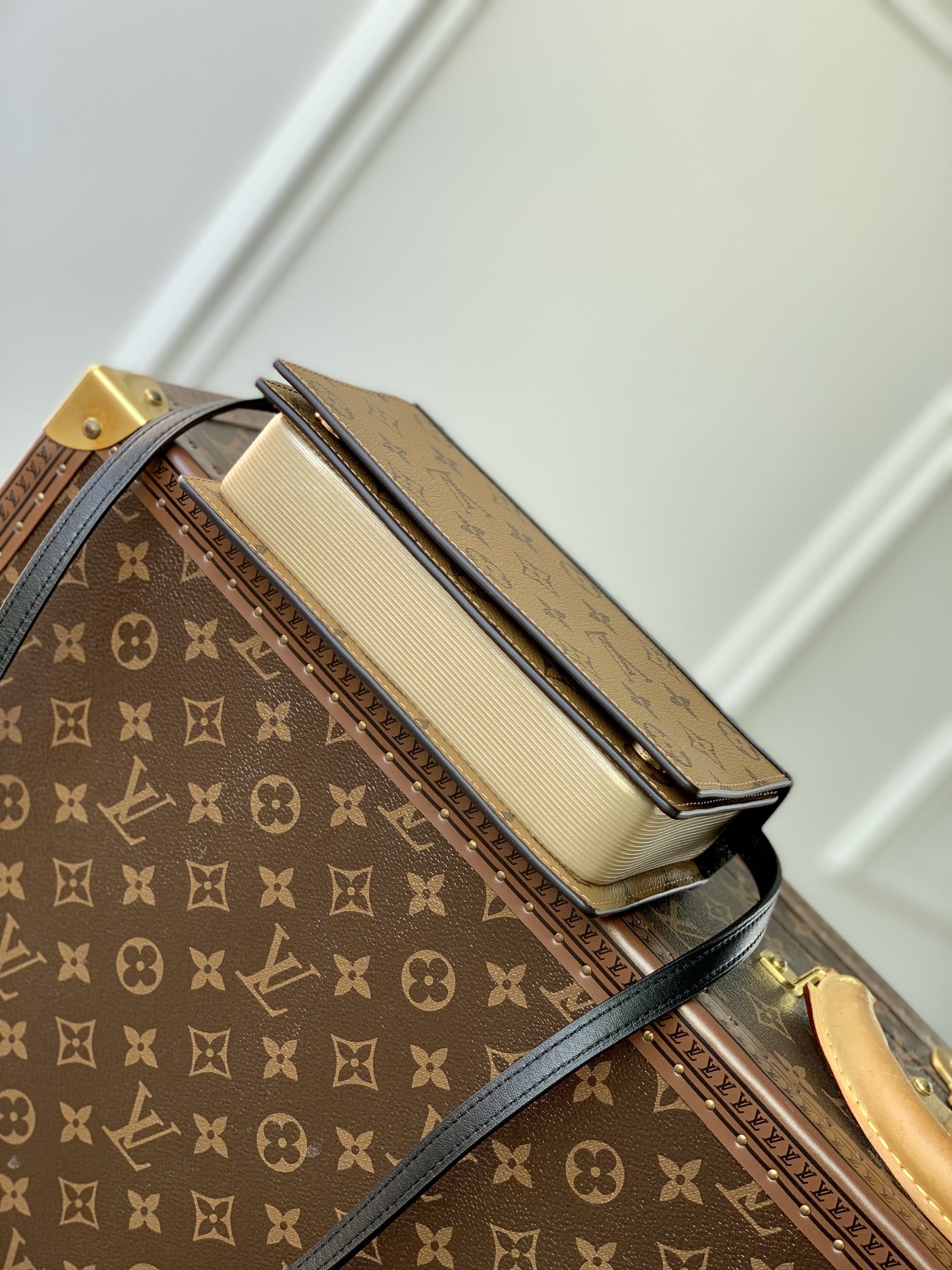 Louis Vuitton Book Chain Wallet-20 x 14 x 4CM