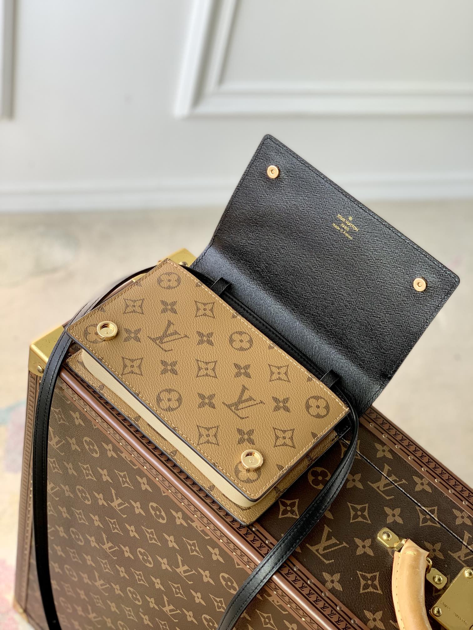 Louis Vuitton Book Chain Wallet-20 x 14 x 4CM