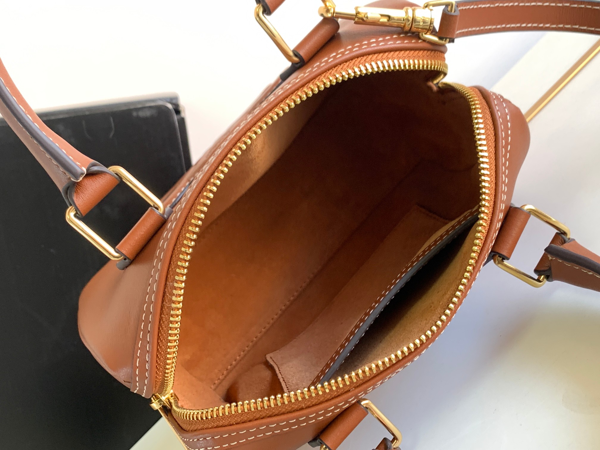 Celina 2023SS Cuir Triomphe Bag-19.5 X 14 X 7CM