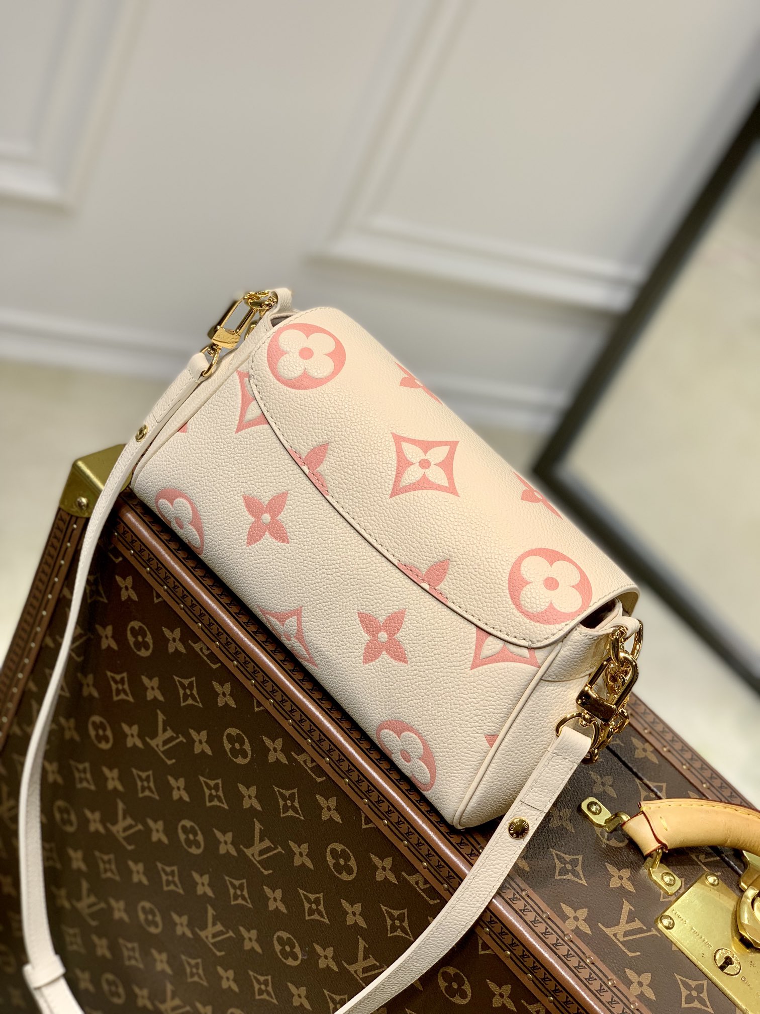 Louis Vuitton Favorite M46393-24 x 14 x 9CM Louis Vuitton Favorite M46393-24 x 14 x 9CM