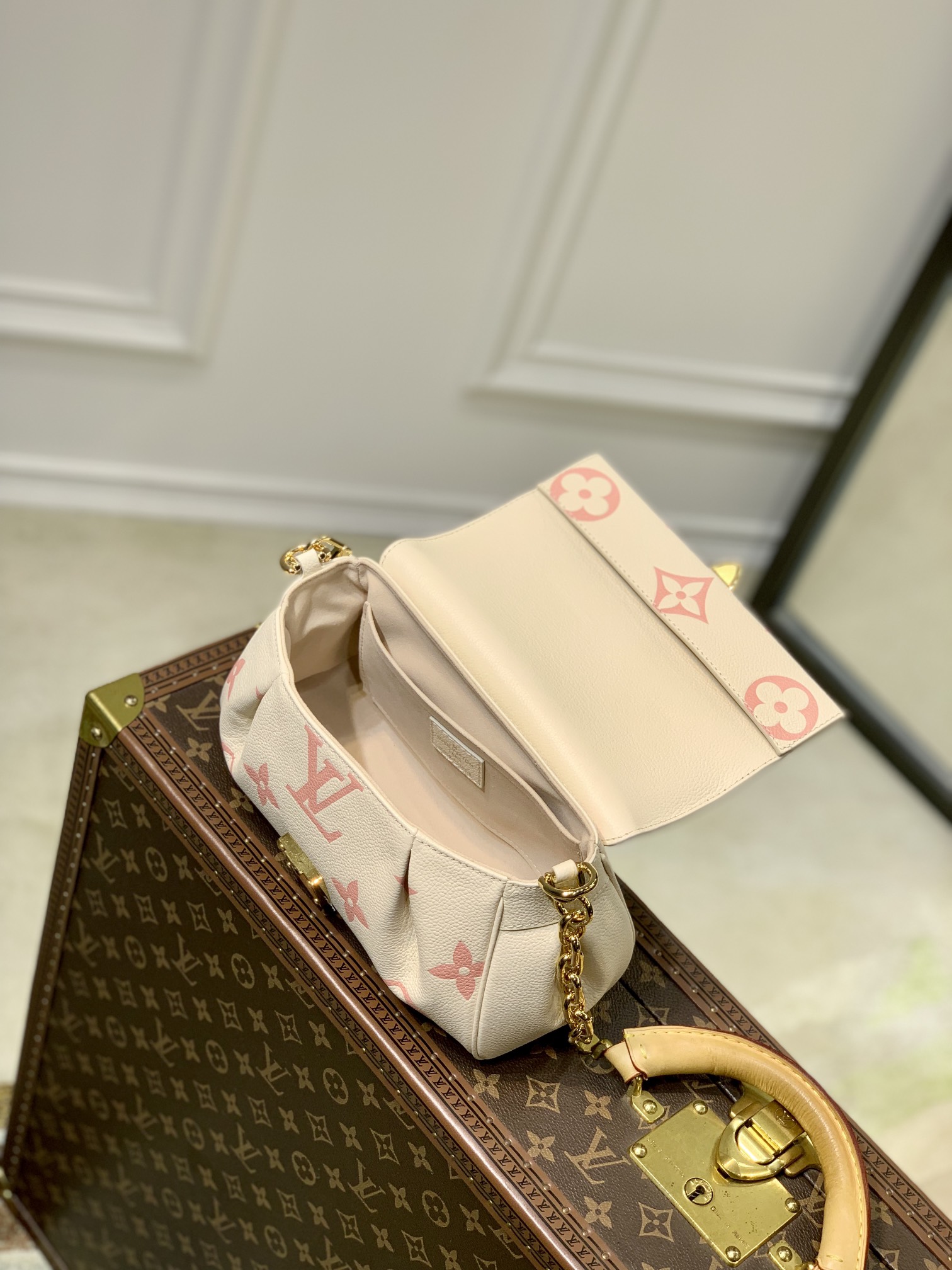 Louis Vuitton Favorite M46393-24 x 14 x 9CM Louis Vuitton Favorite M46393-24 x 14 x 9CM