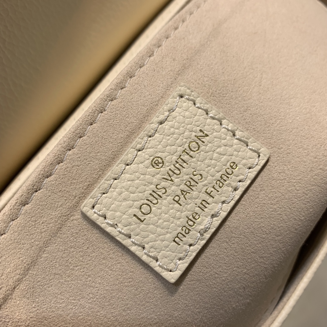Louis Vuitton Favorite M46393-24 x 14 x 9CM Louis Vuitton Favorite M46393-24 x 14 x 9CM