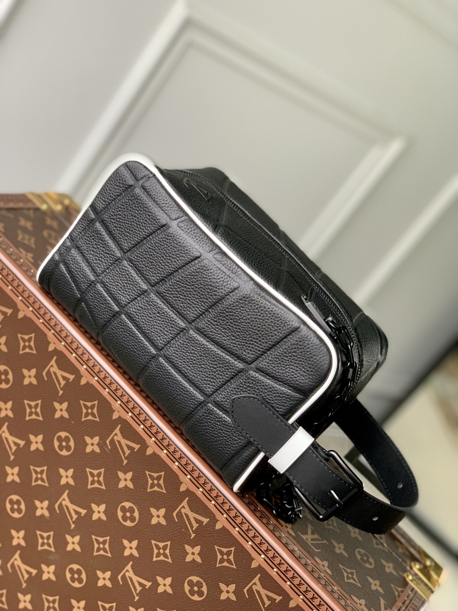 Louis Vuitton Cloakroom Dopp Kit Pouch-15 x 24 x 15CM