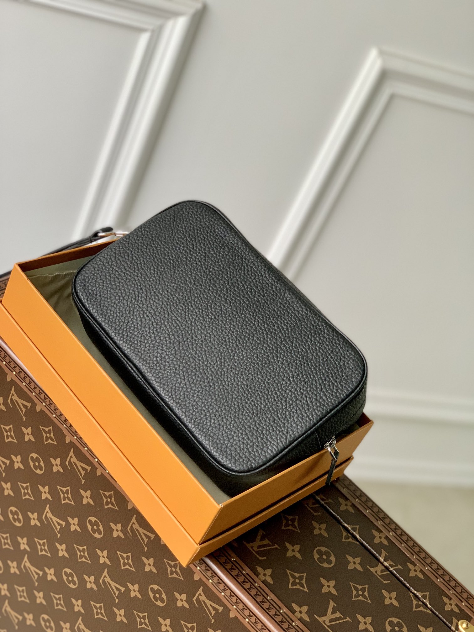 Louis Vuitton Pochette Kasai -25 x 15.5 x 6.5 CM