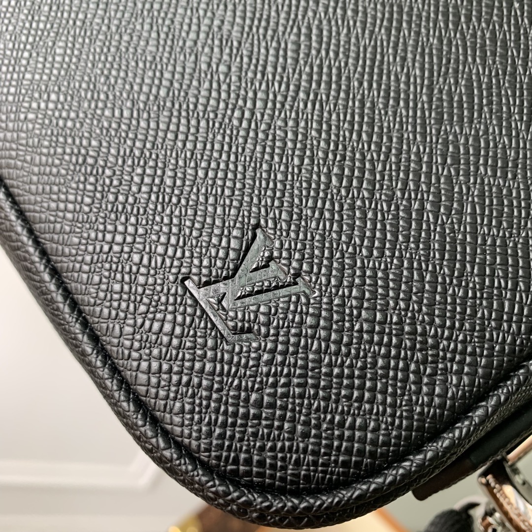Louis Vuitton Pochette Kasai -25 x 15.5 x 6.5 CM Louis Vuitton Pochette Kasai -25 x 15.5 x 6.5 CM